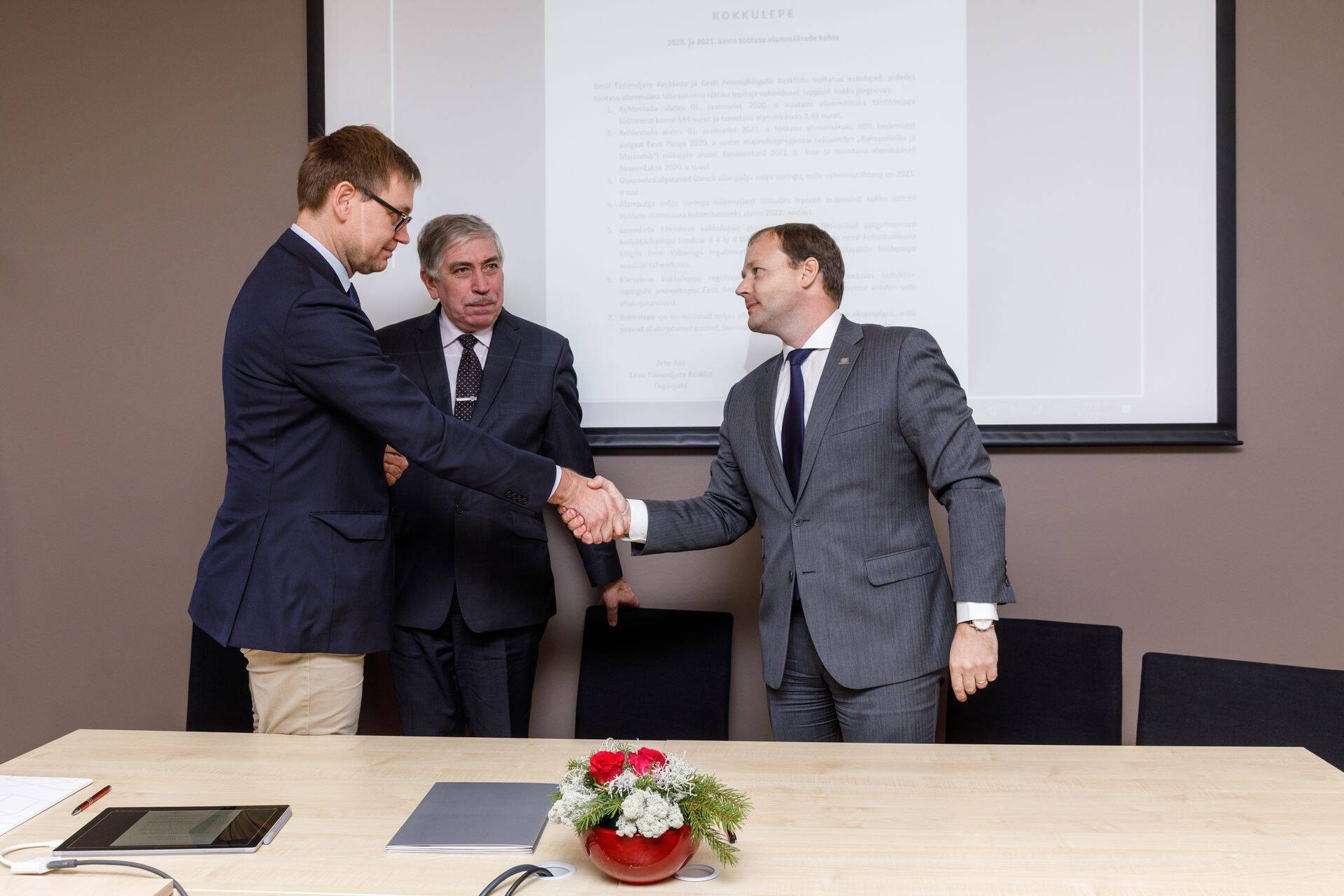 Ametiühingud ja tööandjad allkirjastasid ametiühingute keskliidus üleriigilise alampalga kokkuleppe 2020. ja 2021. aastaks. Pildil on ametiühingute keskliidu esimees Peep Peterson (vasakul), riiklik lepitaja Meelis Virkebau (keskel) ja tööandjate keskliidu juhataja Arto Aas (paremal).