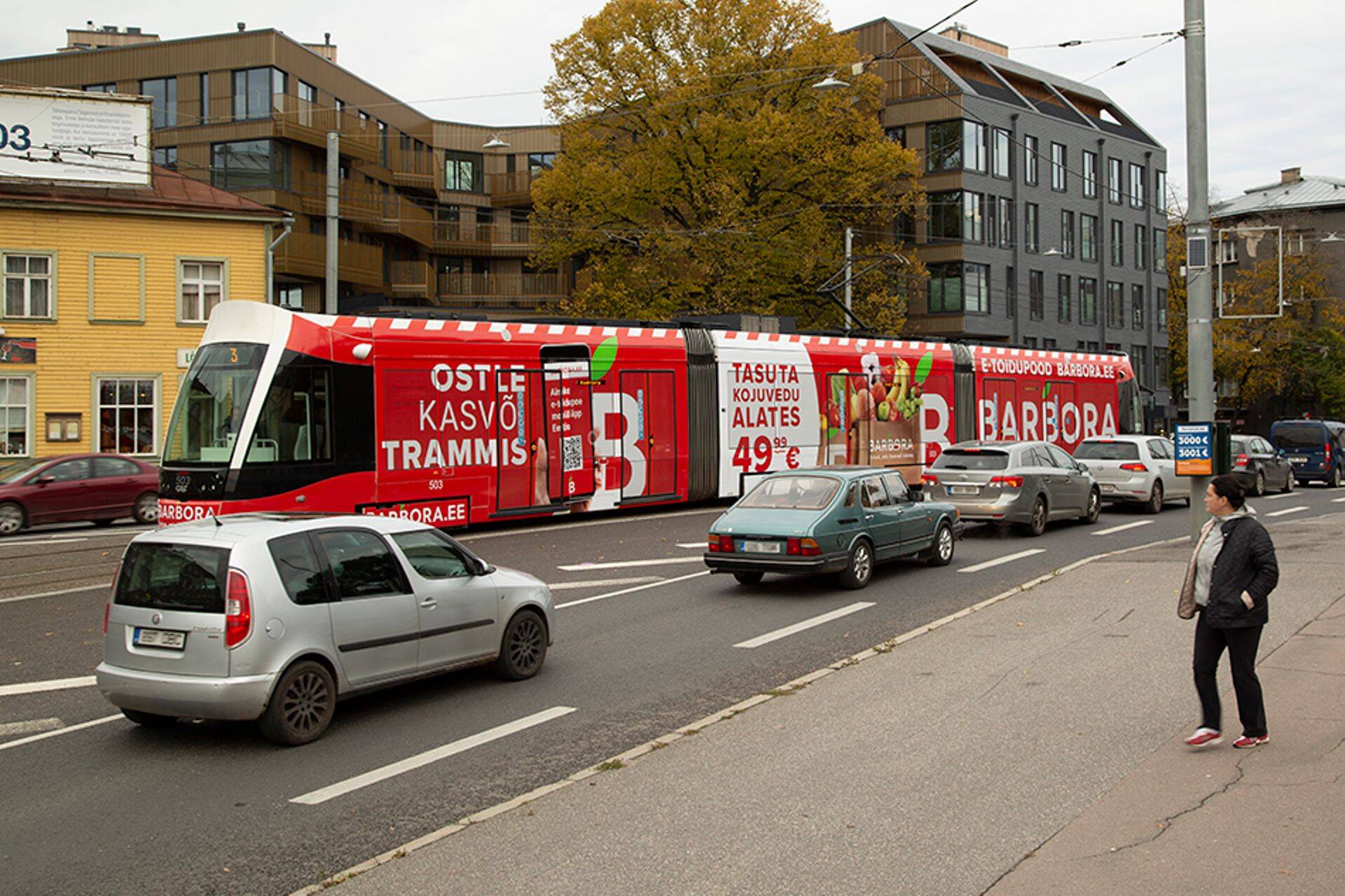 Barbora välireklaam trammi- ja bussipeatustes ning bränditud Barbora tramm