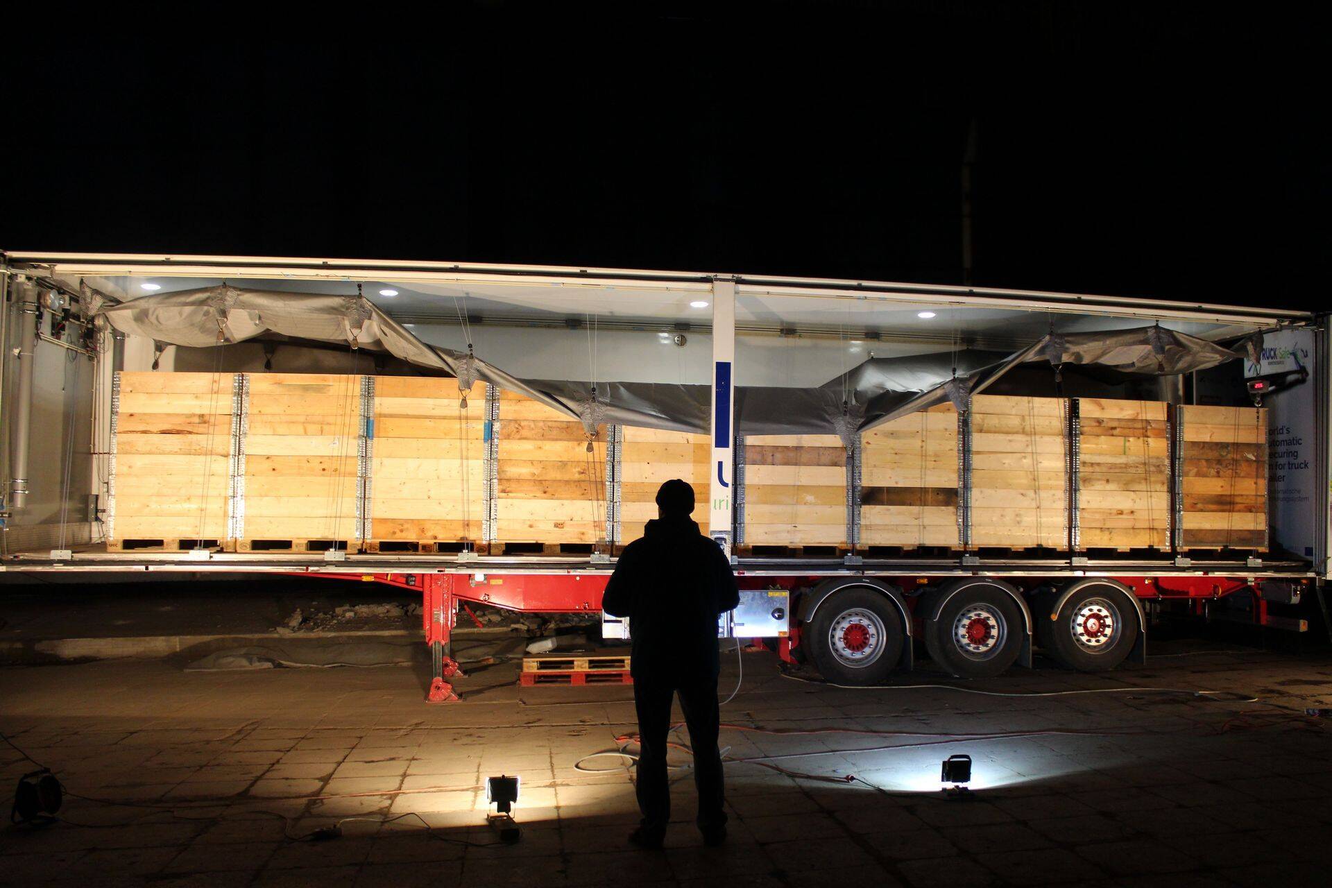 Eestlaste loodud uues täisautomaatses koormakinnituse lahenduses on autojuhi roll vaid nupule vajutada ning koorem saab kinnitatud paari minutiga.