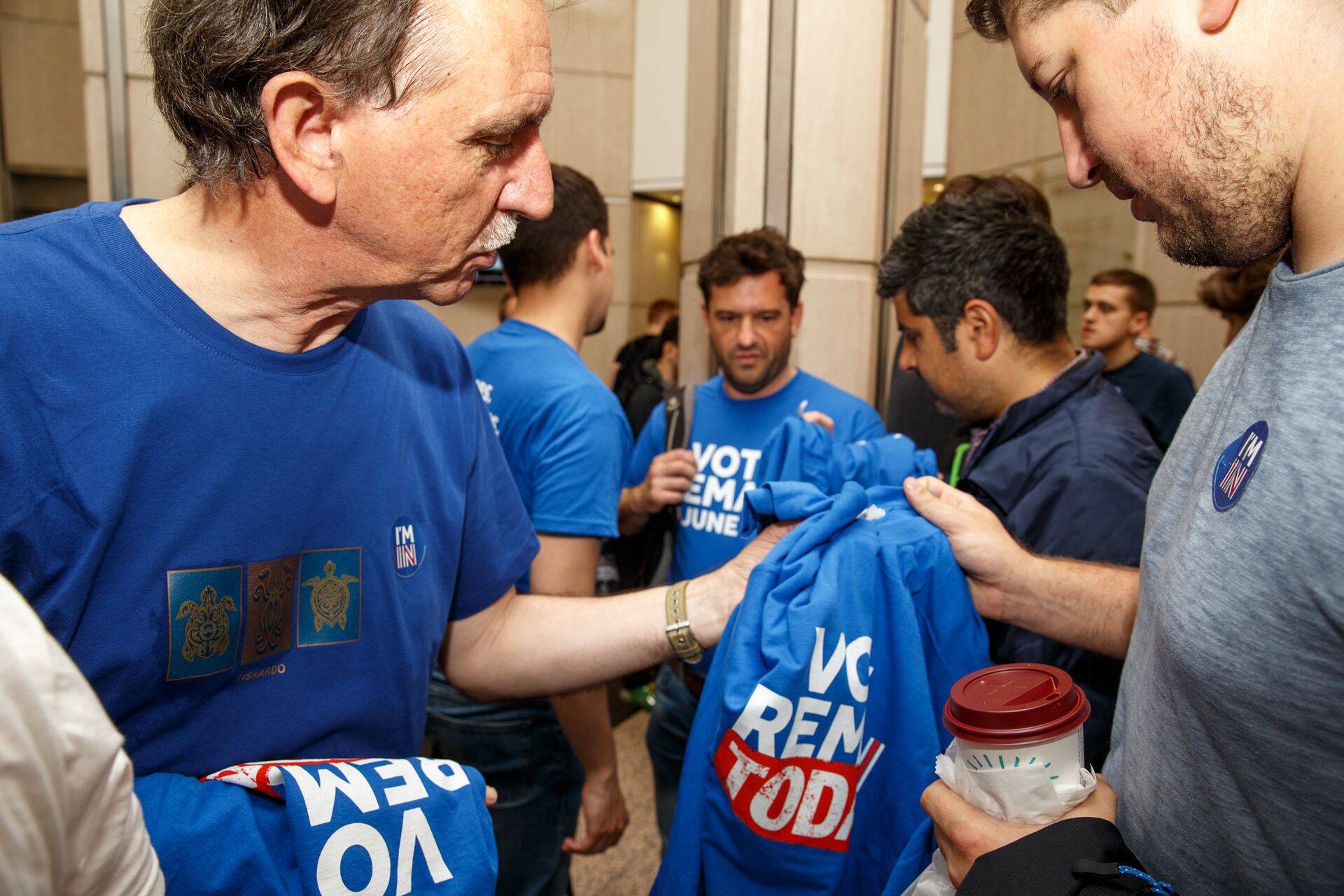 Liitu jäämise pooldajad suunduvad bussiga tuurile.