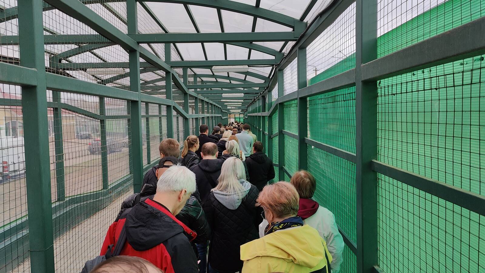 Очередь в российский погранпункт: в ней и самостоятельные путешественники, и пассажиры автобусных рейсов Таллинн - Санкт-Петербург.