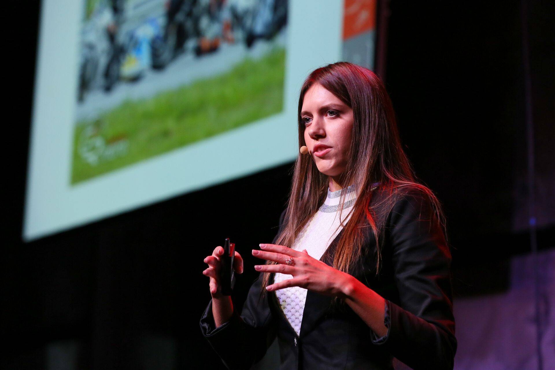 мотогонщица, юрист и политик Анастасия Коваленко