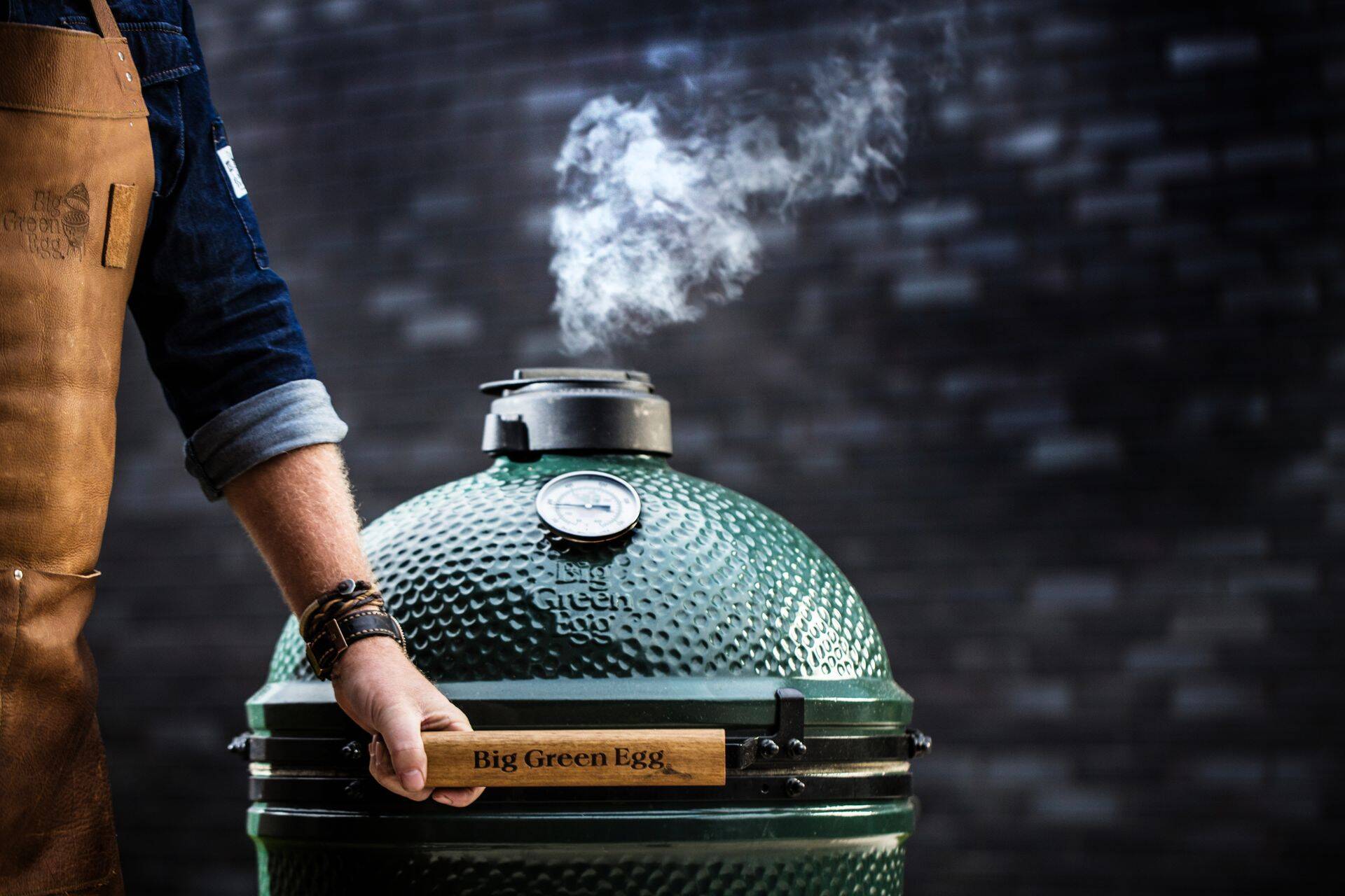 Big Green Egg paistab silma oma multifunktsionaalsusega – lisaks grillimisele saab seda kasutada küpsetamiseks, aurutamiseks, suitsutamiseks ja röstimiseks.