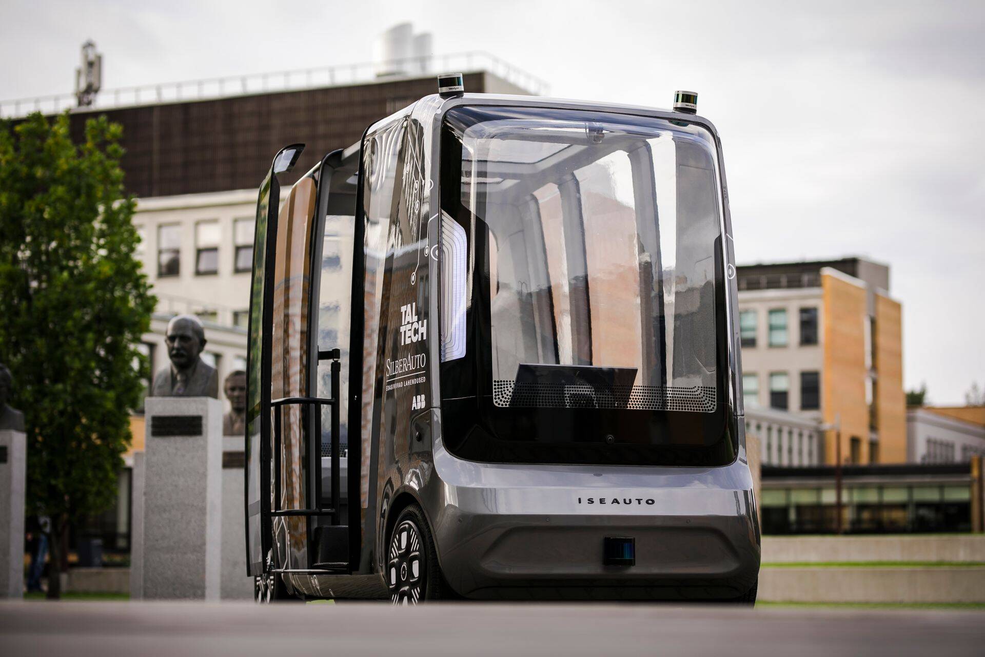 Tehnikaülikooli ja Silberauto koostöös valimnud Eesti esimene isesõitev väikebuss.