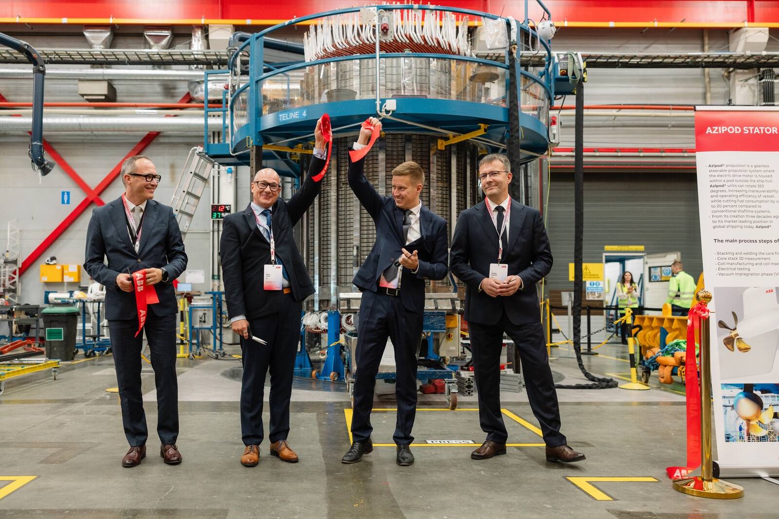 Vasakult: ABB globaalse sünkroonstaatorite ärivaldkonna juht Tatu Järvenpää, ABB tootmisüksuse juht Argo Aavik, majandusminister Erkki Keldo ning ABB mootorite ja generaatorite tehase juht Indrek Saarma.