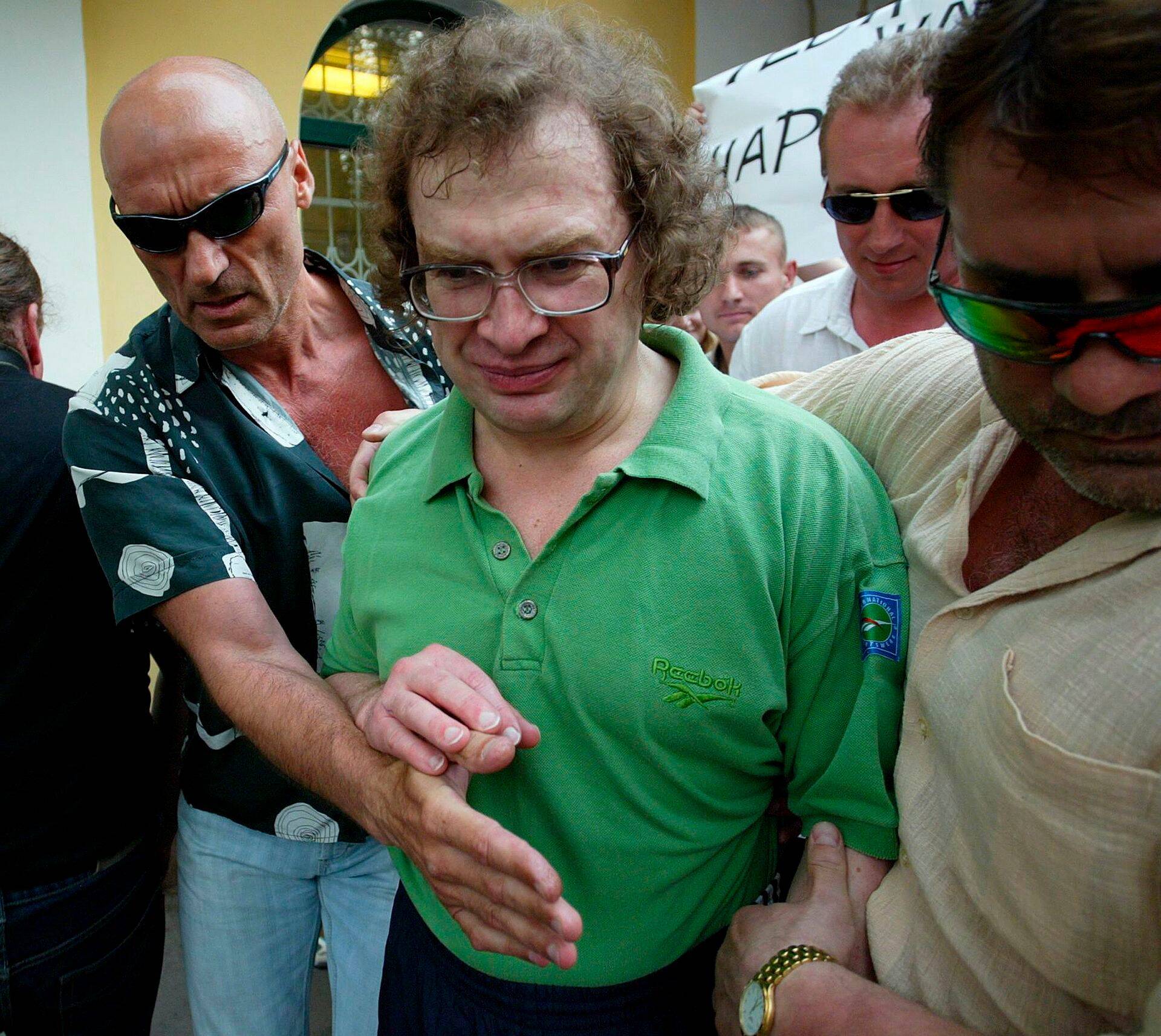 Püramiidskeemi MMM looja Sergei Mavrodi astumas 2007. aasta mais vaba mehena välja Moskva vanglast Matrosskaja Tišina.