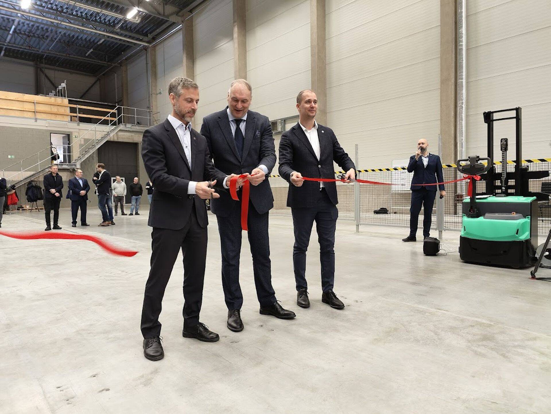 Исполнительный директор Hanza Group Андреас Нордин (слева на фото), вице-мэр Нарвы Олег Карпиков и руководитель Балтийского кластера Hanza Лийвар Конго открывают новое производственное подразделение.