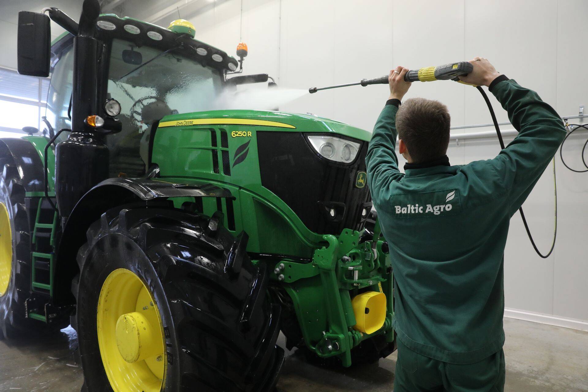 Messil nähtud John Deere uut mudelit 6250R saab nüüd uudistama tulla Baltic Agro uude keskusesse Rukki Äriparki.