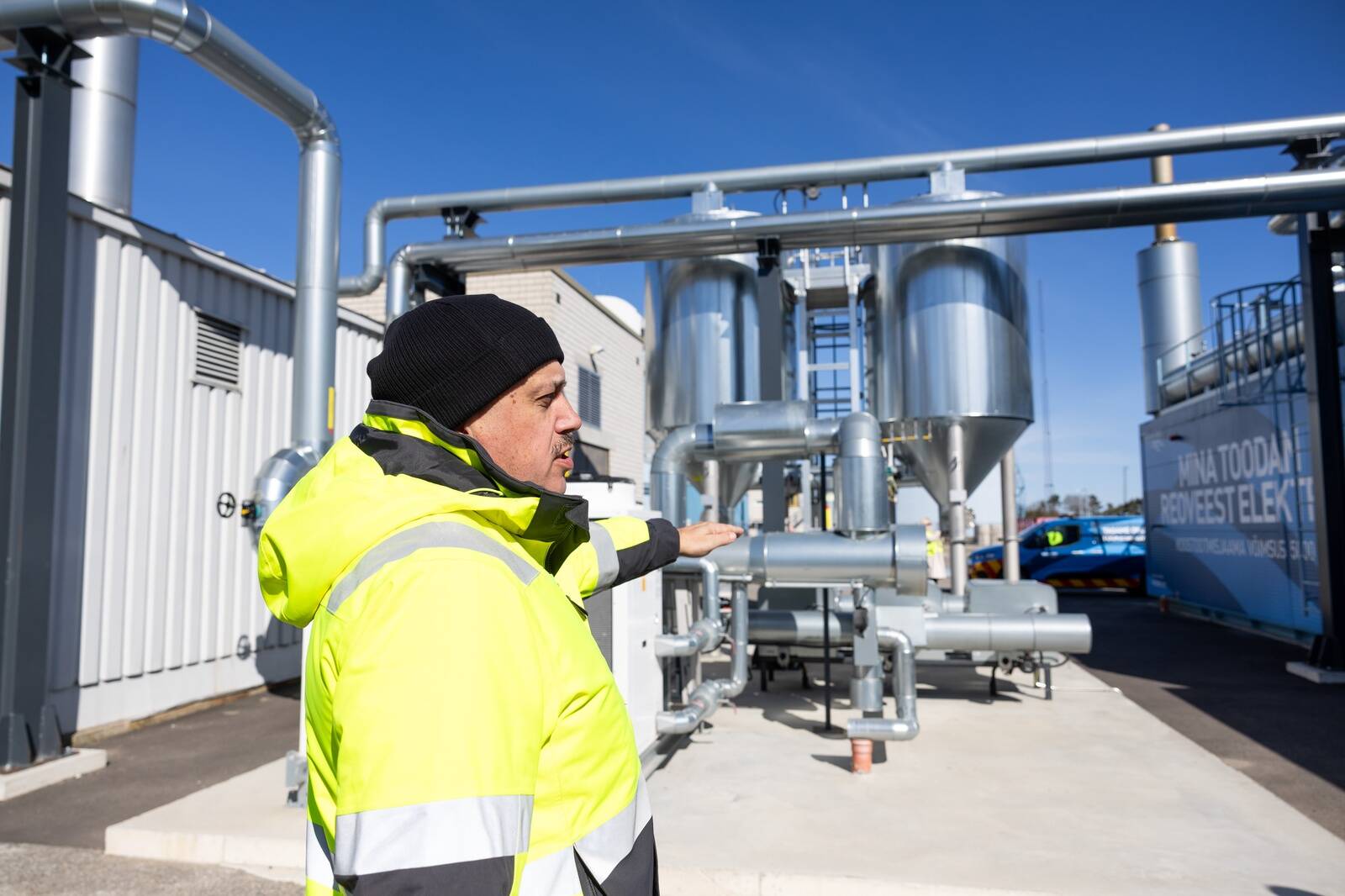 «Биогаз поступает внутрь, его влажность составляет около 5-10%. Ее убирают вот эти приборы, в которых происходит охлаждение и конденсация. Затем газ поступает в вентилятор, где мы поднимаем давление до 150 миллибар, после этого он проходит через угольный фильтр и очищенный газ уже поступает в мотор. Так это работает», – рассказывает технический эксперт Tallinna Vesi.