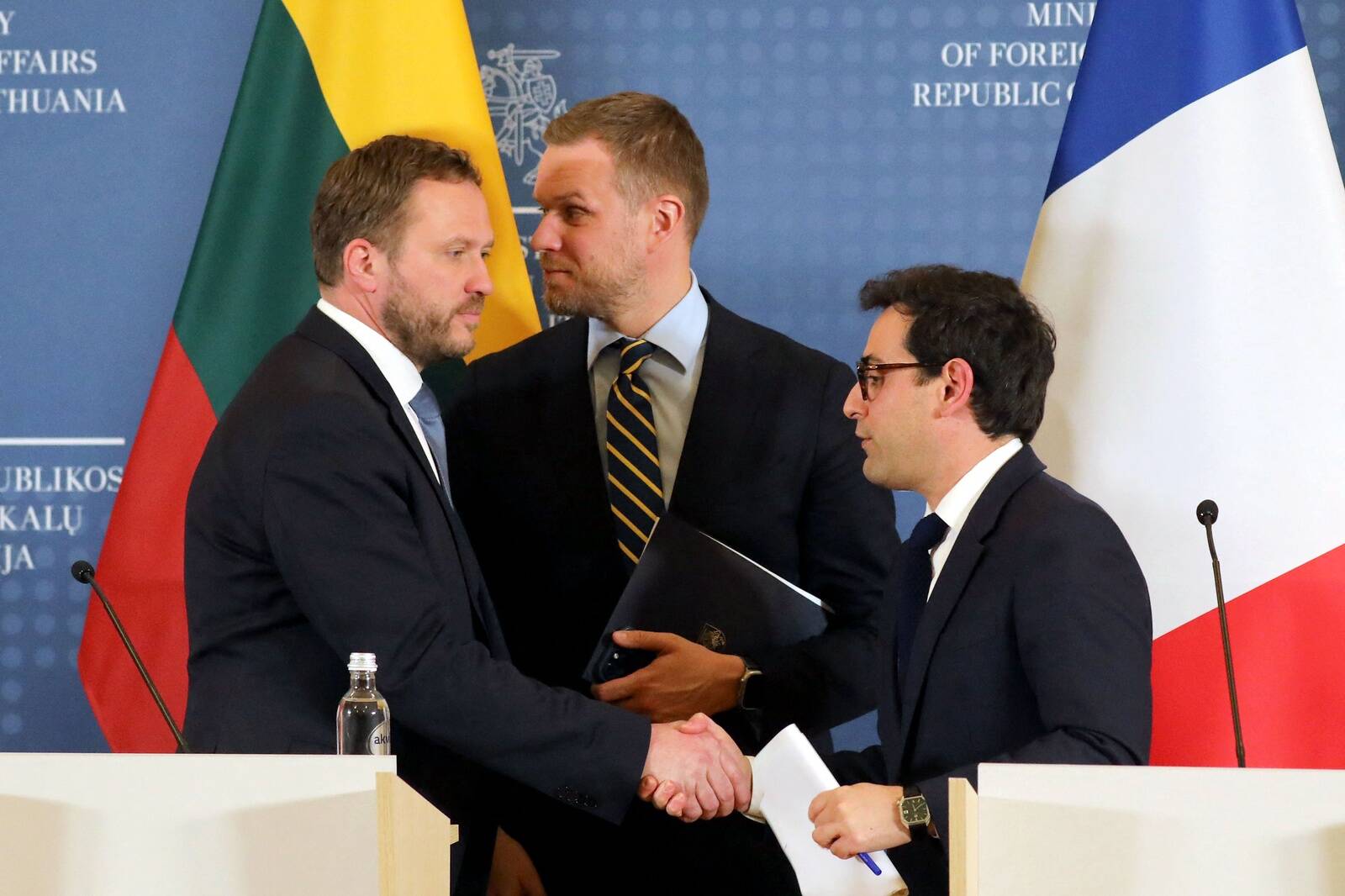 Prantsuse välisminister Stéphane Séjourné (paremal) kinnitas Balti kolleegidele, et Prantsusmaa on valmis enamaks. Pildil ka Eesti välisminister Margus Tsahkna ja Leedu välisminister Gabrielius Landsbergis (keskel).