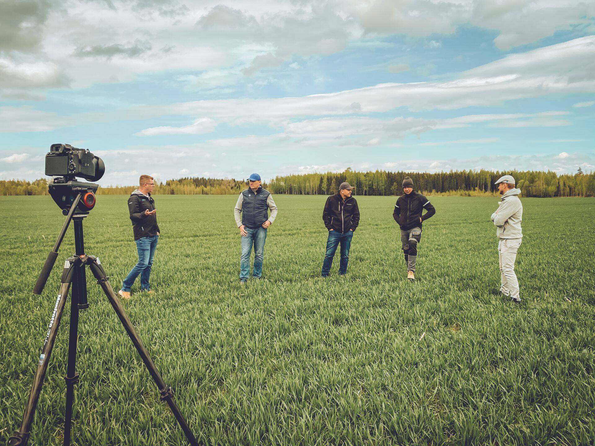 Virtuaalne Põllupäev 2021 korraldusmeeskonna tuumik eelvõtetel Paali Seemnekeskuse põldudel