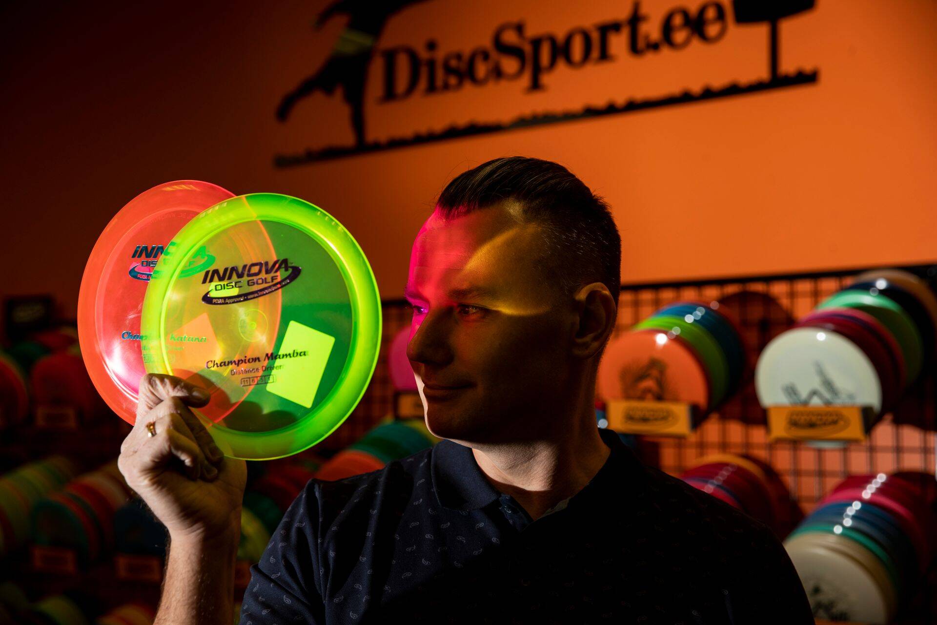 Kui lund on vähe ja talv tavapärasest soojem, ostavad huvilised disc golf’i varustust rohkem kui muidu, teab Discspordi omanik René Mengel.