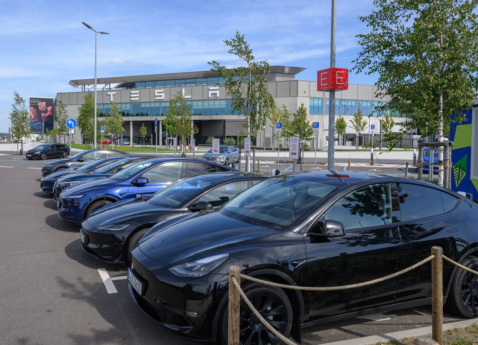 Esialgse ülevaate kohaselt võivad Tesla uksekäepidemed muutuda kasutuskõlbmatuks, kui elektroonilised ukselukud ei saa sõiduki aku süsteemist piisavalt pinget.