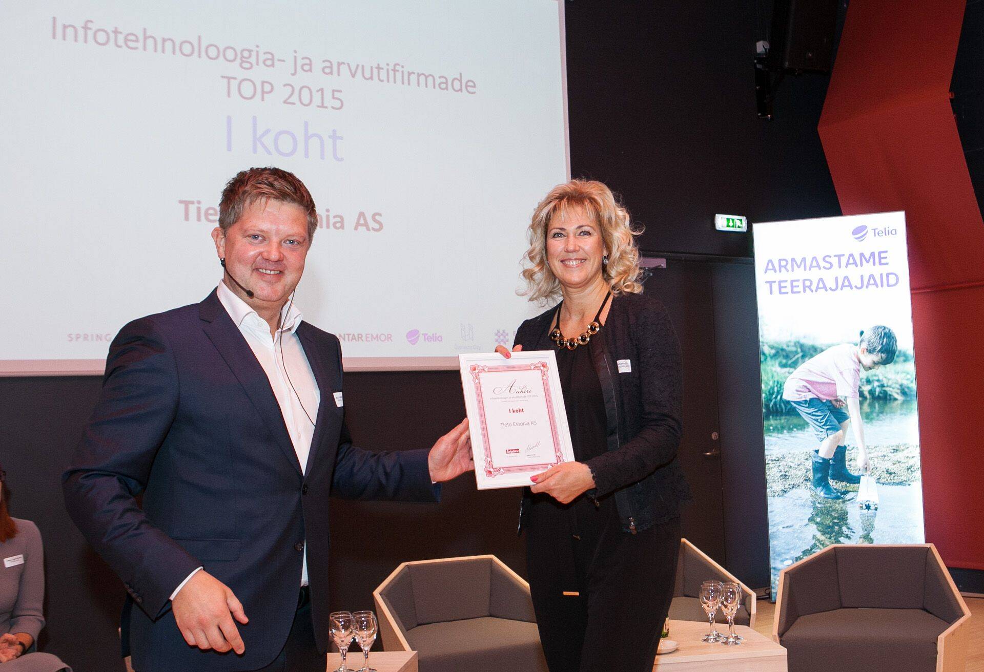 Tieto Estonia tegevjuht Anneli Heinsoo IKT Aastakonverentsil võtmas vastu aukirja Äripäeva peatoimetajalt Meelis Mandelilt