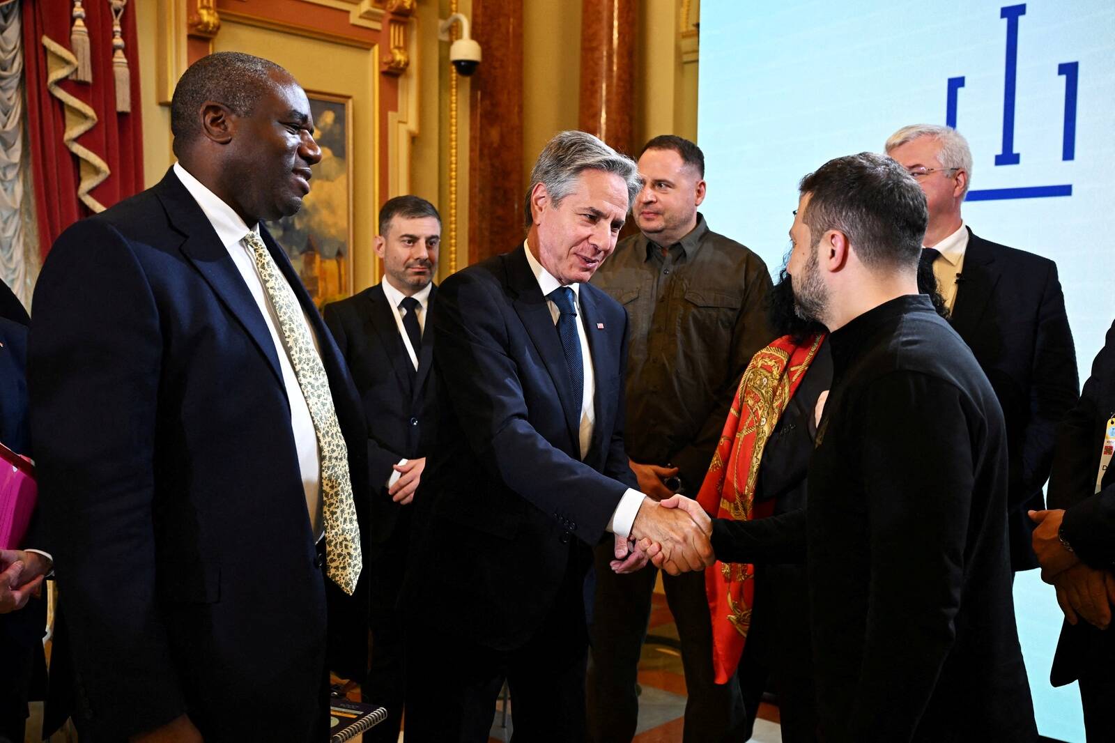 Госсекретарь США Энтони Блинкен пожимает руку президенту Украины Владимиру Зеленскому, рядом министр иностранных дел Великобритании Дэвид Лэмми. IV саммит лидеров Крымской платформы, 11 сентября 2024 года, Киев, Украина.