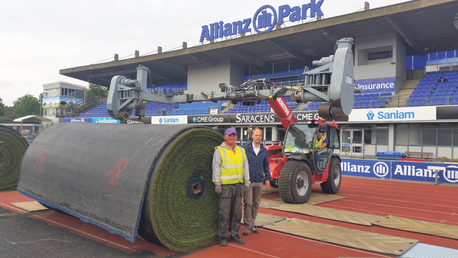 Меэлис Койк (справа) в лондонском Allianz Park, где только что было поднято покрытие поля для регби. ФОТО: ЧАСТНАЯ КОЛЛЕКЦИЯ