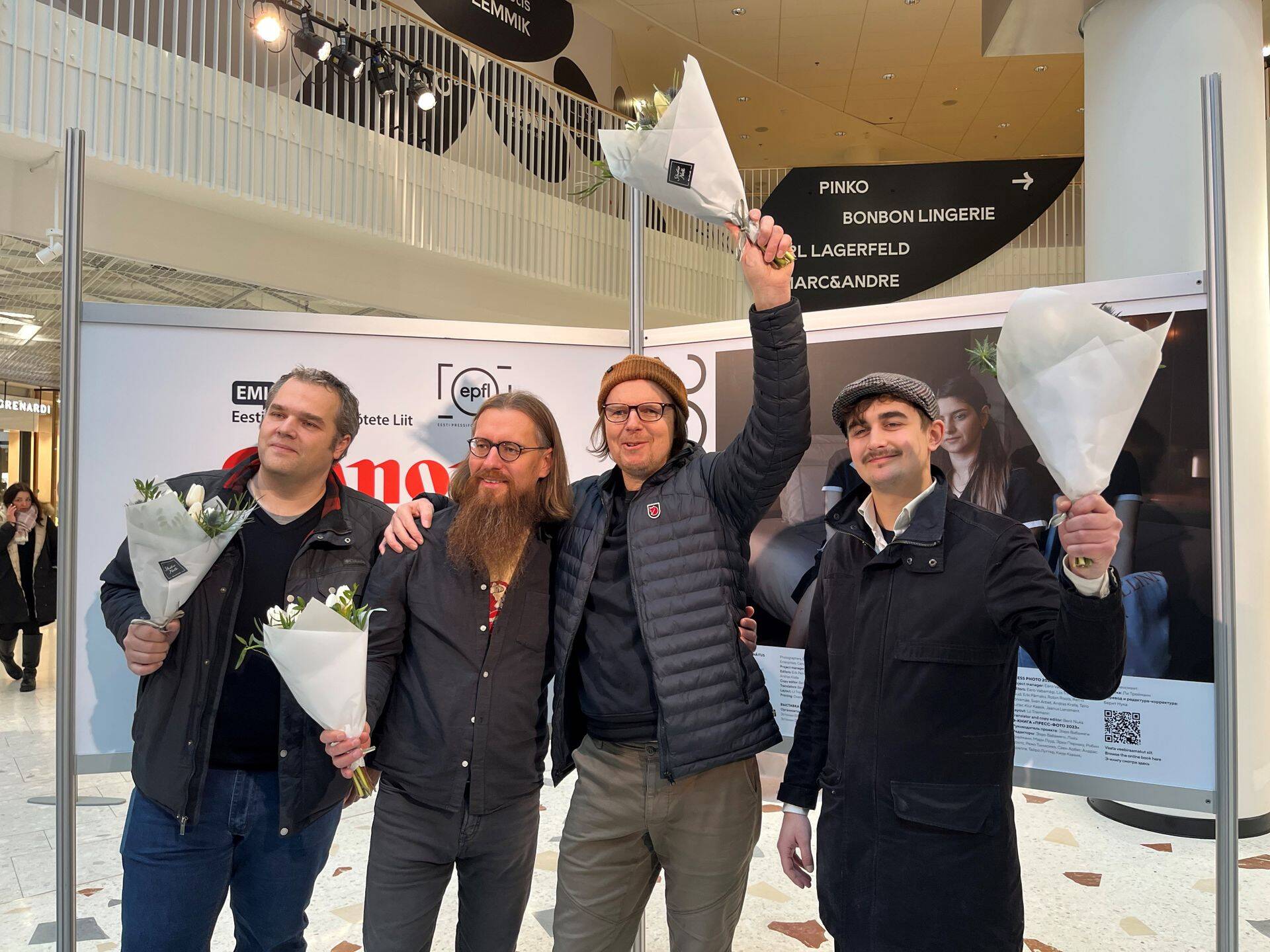 Keskel aasta parima pressifoto teinud Äripäeva fotograaf Andras Kralla, ümbritsetud teiste kategooriate võitjatest.