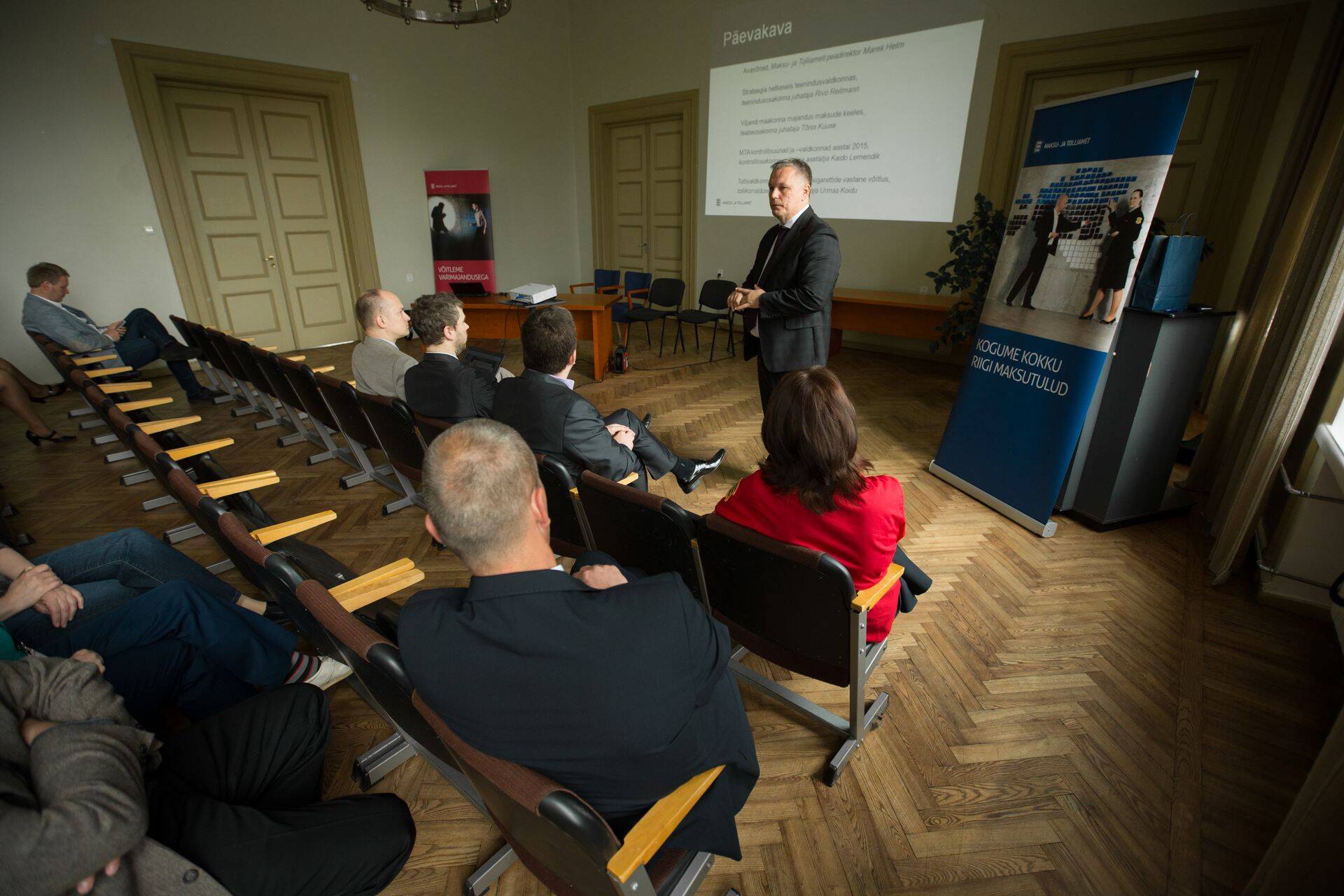 Maksu- ja tolliameti peadirektor Marek Helm tervitab Viljandi maavalitsuse saalis kohaletulnuid.