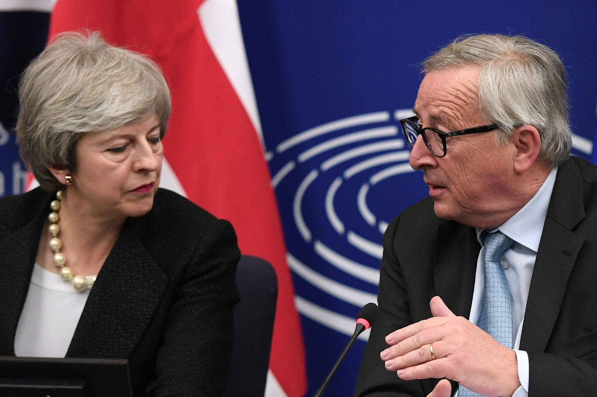Theresa May ja Jean-Claude Juncker eile öösel pressikonverentsil.