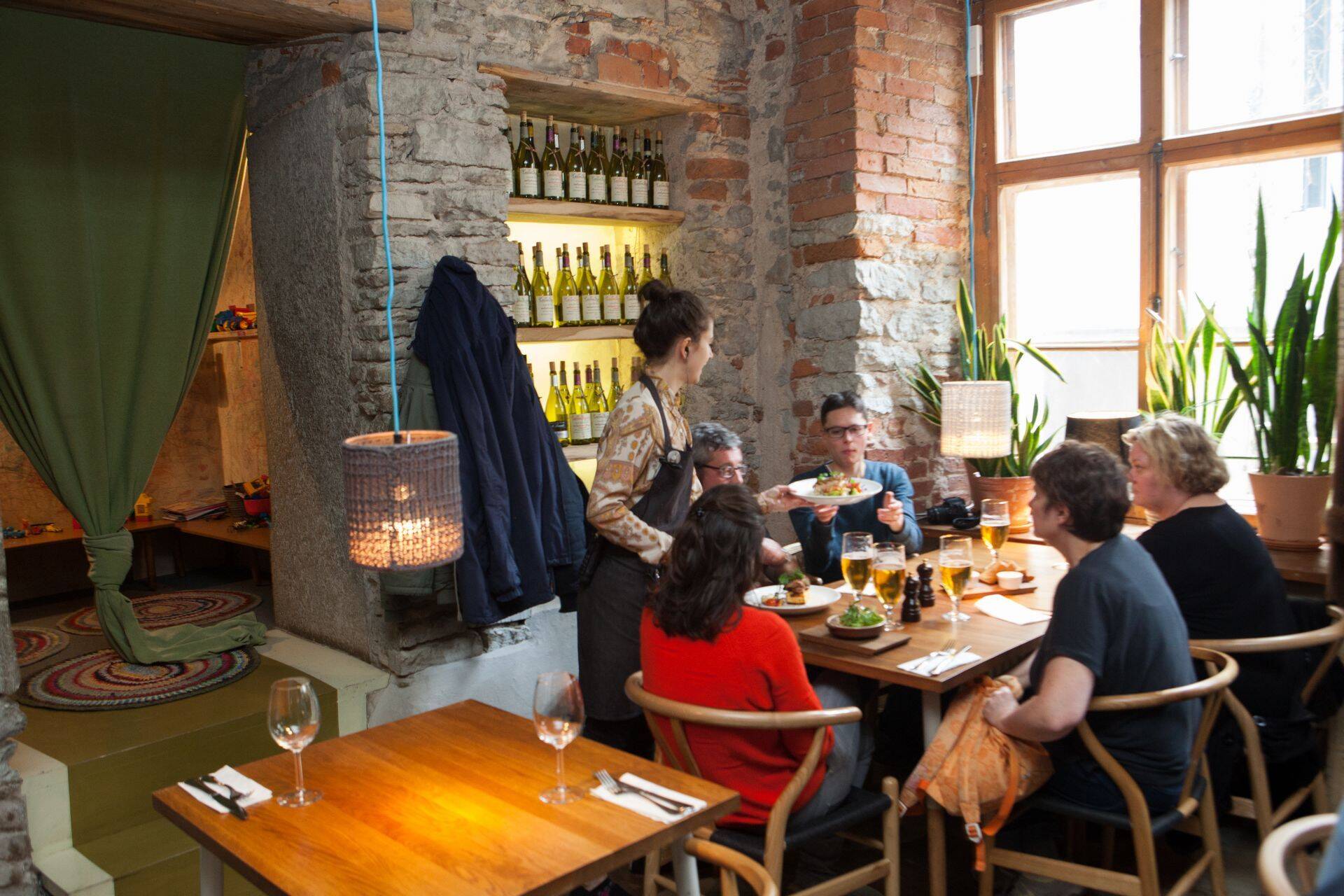 Rataskaevu 16, mida turistidele soovitusi jagav portaal Tripadvisor Tallinna parimaks restoraniks peab, üllatab tähelepaneliku ja hoogsa teenindusega – klienti märgatakse kiirelt ja ollakse talle valiku tegemisel igati abiks.