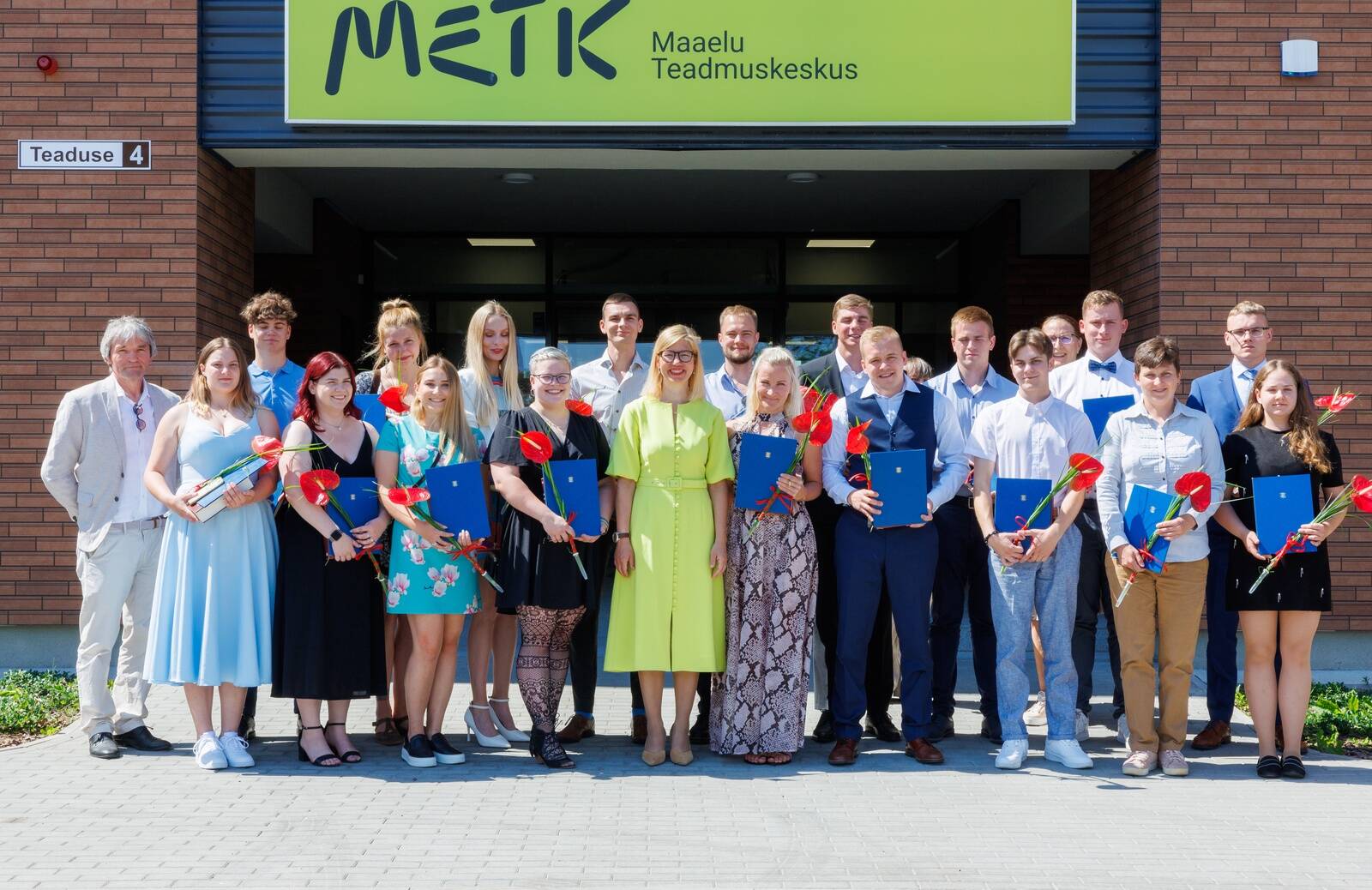 Regionaalminister tänas ja tunnustas parimaid koolilõpetajaid.