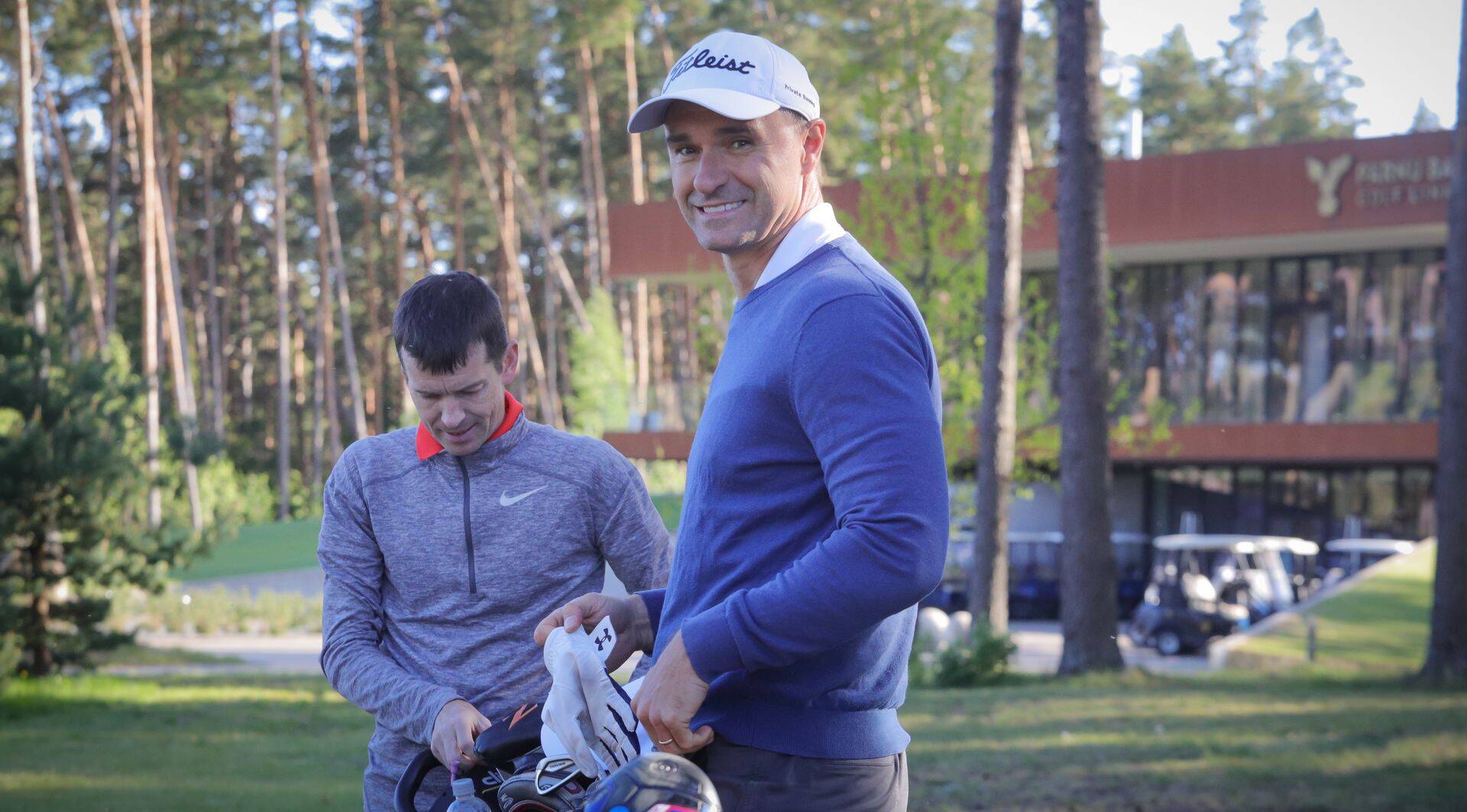 "Soovitan teistelgi järgmisel aastal Pärnu juhtimiskonverentsile tulla just peamiselt sellel põhjusel, et ennast igapäevarutiinist välja tuua, kuulata mõtteid ja ideid, kohtuda erinevate valdkonna inimestega, vestelda ja võtta kaasa see positiivsus, värskus, mida Pärnu juhtimiskonverents kindlasti annab," innustab Swedbanki juhatuse liige ja eraisikute panganduse juht Tarmo Ulla. Foto on tehtud Pärnu juhtimiskonverentsi golfiturniiril.
