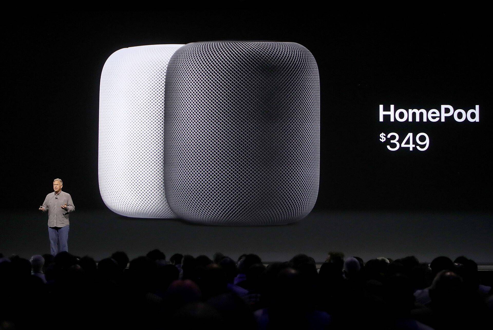 Apple'i tegevjuht Tim Cook HomePodi kõlareid esitlemas.