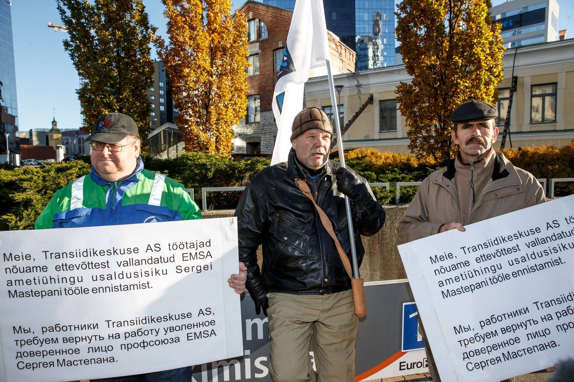 Meeleavaldus Transiidikeskuse kontori esise platsi ääres. Paremal seisab Sergei Mastepan.