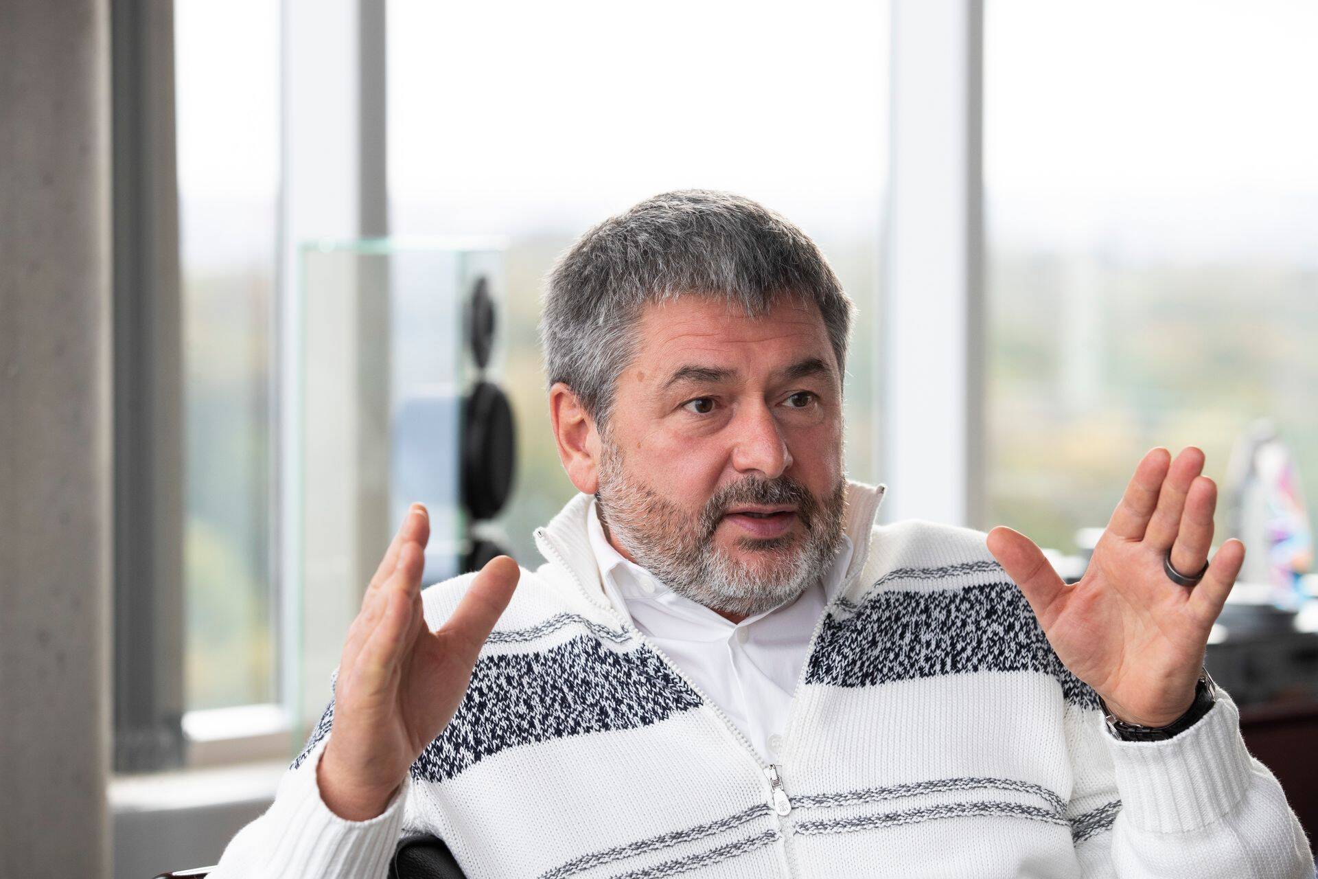 Владелец Skinest Grupp Олег Осиновский считает, что уход иностранных инвесторов создает дополнительные возможности для местных инвесторов и бизнесменов.