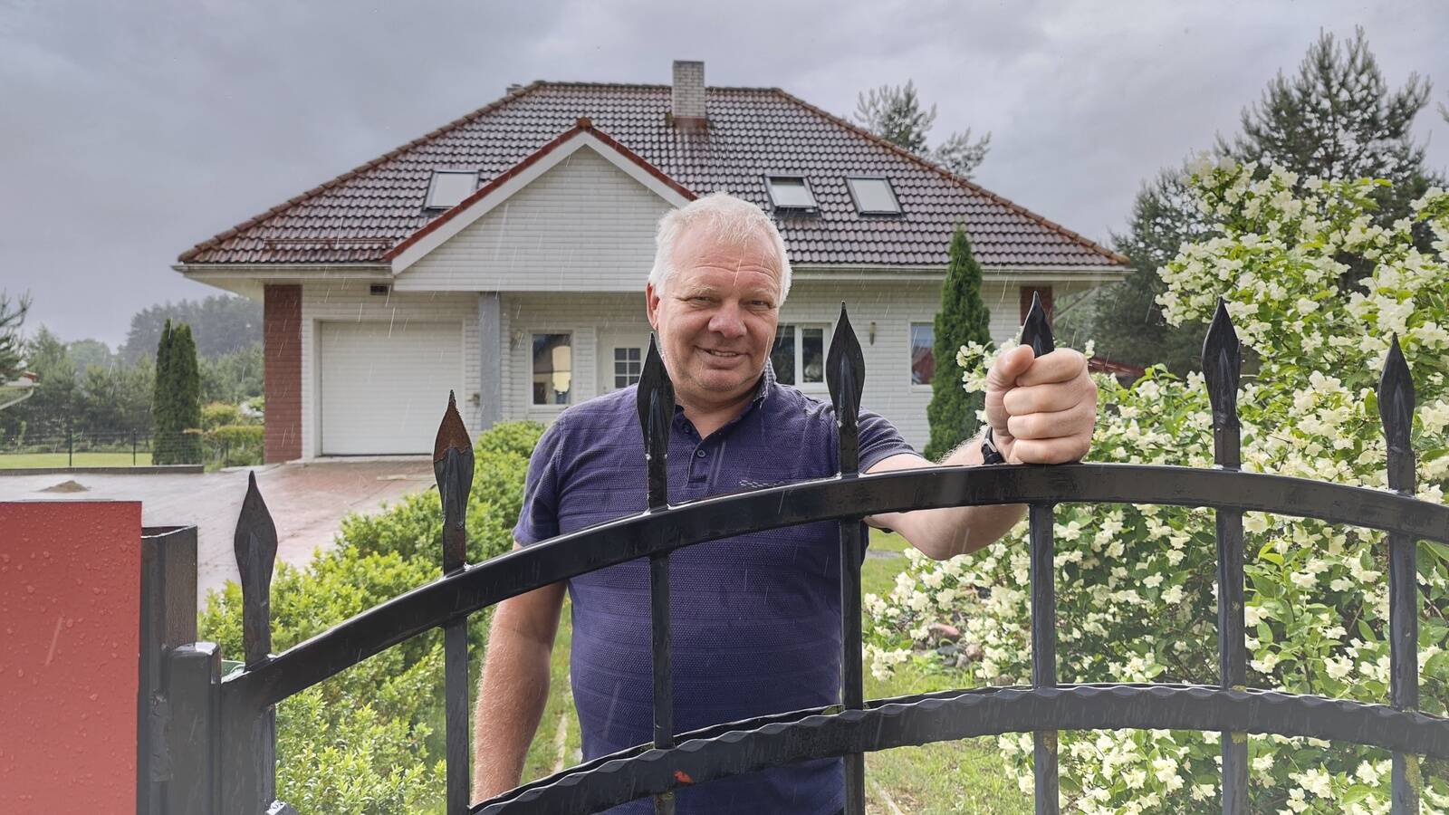 За решеткой, но у себя дома. Валентина Казака суд выпустил из тюрьмы домой с электронным браслетом. Его обвиняют в нескольких попытках контрабанды, сам он обвинения не признает.