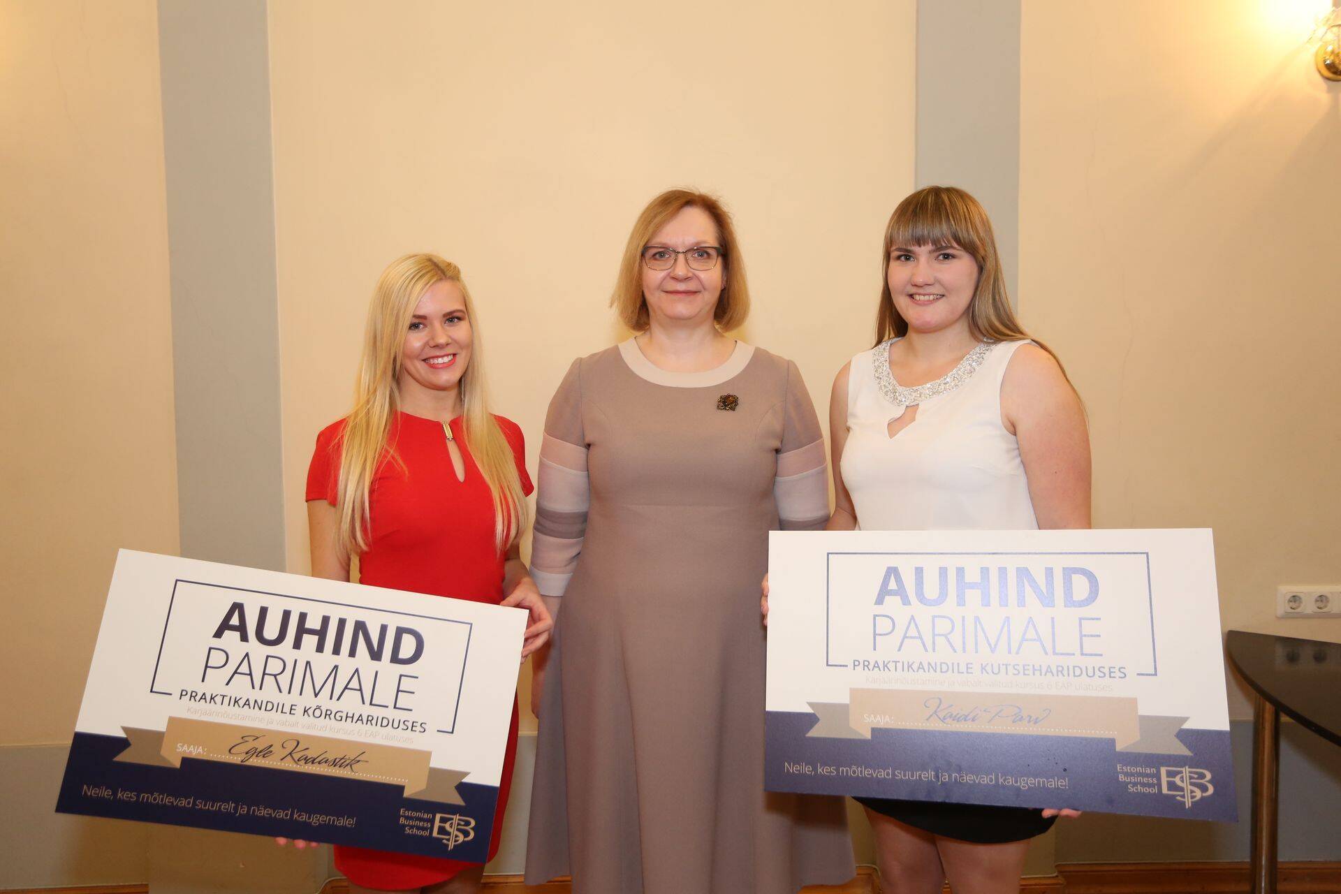 Fotol vasakult parim praktikant kõrghariduse kategoorias Egle Kadastik, haridus- ja teadusminister Maris Lauri ning kutsehariduse parim praktikant Kaidi Parv.