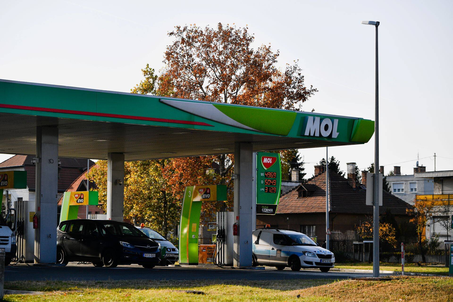 Ungari rahvuslik tanklakett ja naftafirma Mol peab samuti osa kasumist Ungari valitsusele andma.