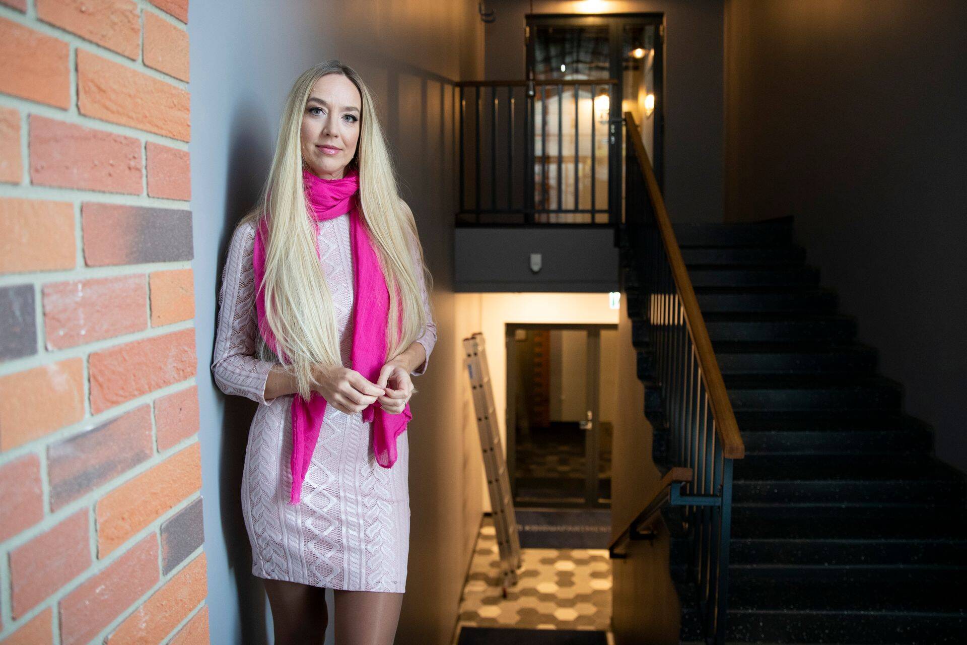 Kinnisvara arendaja Karin Vinkel pakub oma üürimajades rendile nii parkimiskohti kui ka panipaiku. Nõudlust parkimiskoha järele on ümberkaudsetel elanikel, kes võiksid ka tasuta tänaval parkida, kuid pigem maksavad turvalise koha eest hoovis.