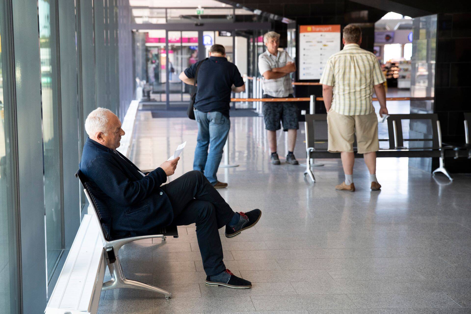 Metsaküla Piima peremees Jaan Metsamaa ootamas uut töötajat Ukrainast.