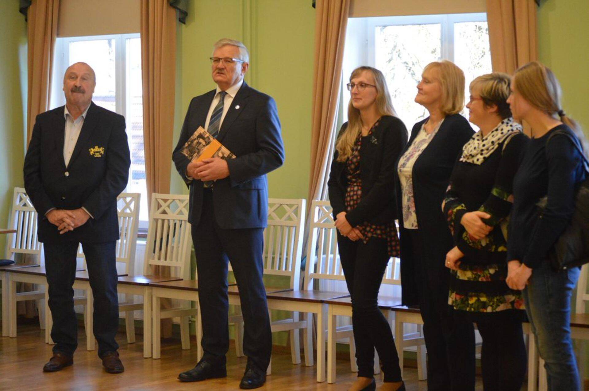 Esitlusel viibinud maaeluminister Tarmo Tamm meenutas aegu, kui leiba labidaga ahju visati.