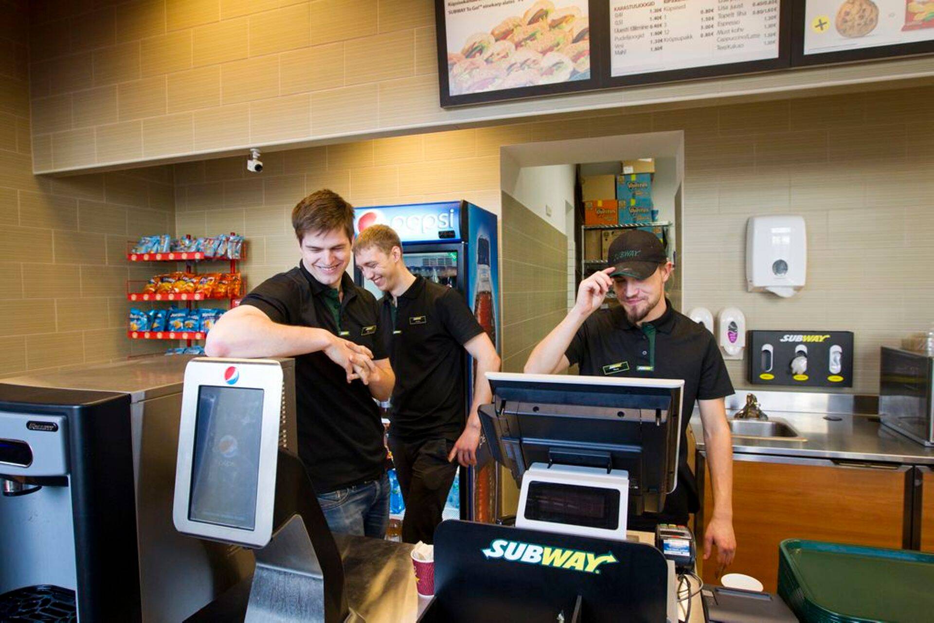 Võileivapoodide keti Subway maaletoojad Ats Raigla (vasakul) ja Henry Oro (keskel) kinnitavad, et kõik nendelt frantsiisi ostjad on jooksvalt plussis.