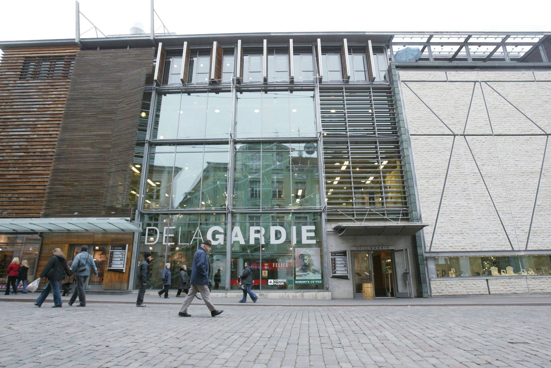 Eestis kuulub Summus Capital portfelli De La Gardie keskus Tallinna vanalinnas.