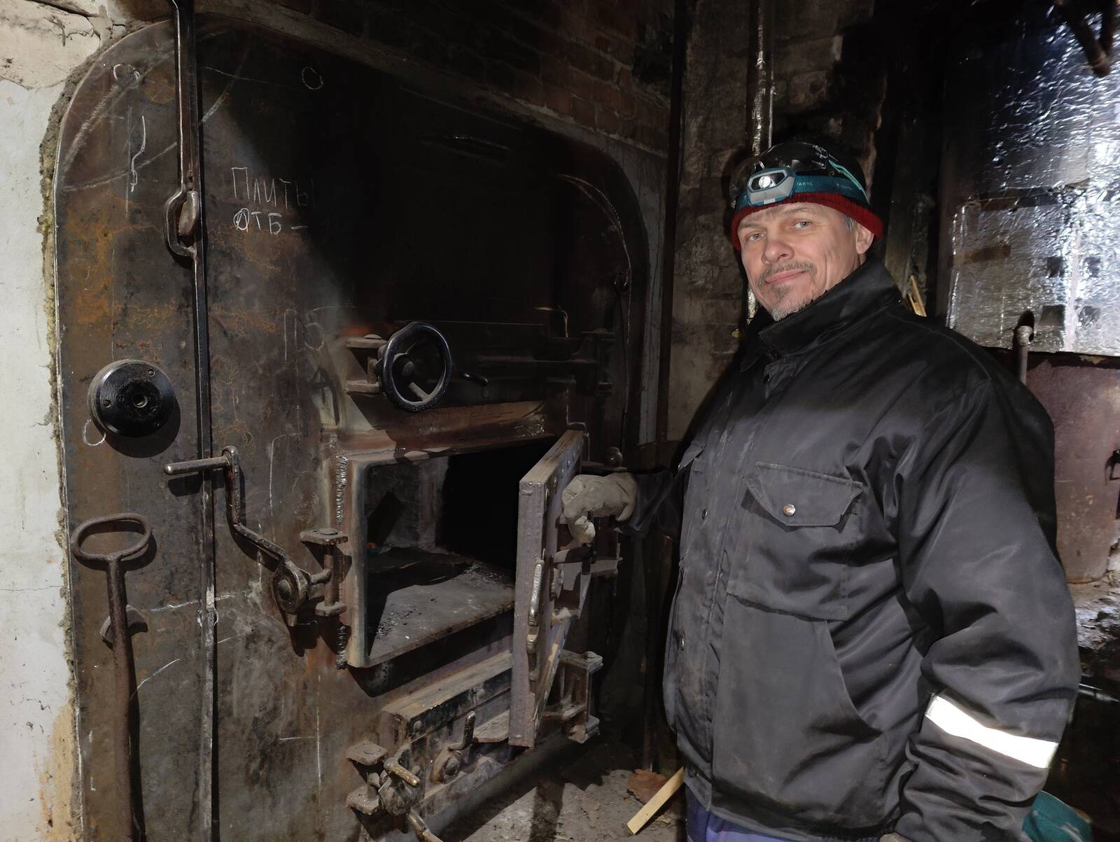 Это не топка большого паровоза, а печь в старой общественной бане на берегу Наровы. Роман Бойко и его друзья переделывали печь сами.