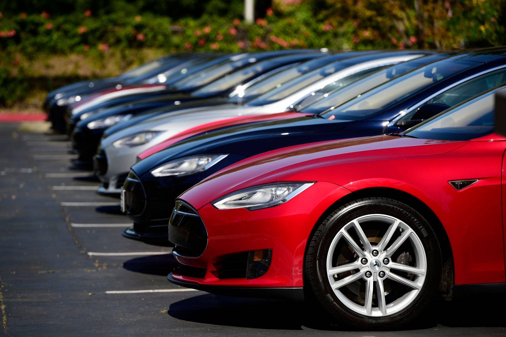 Tesla S autod Tesla Motorsi peakontori jurues Califormias. Sarnase autoga sõidab ka Soome taksojuht.