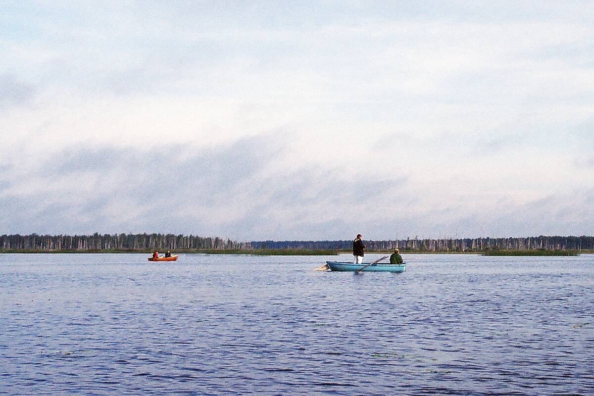 Linaskiõngitsejad suvisel Endla järvel.