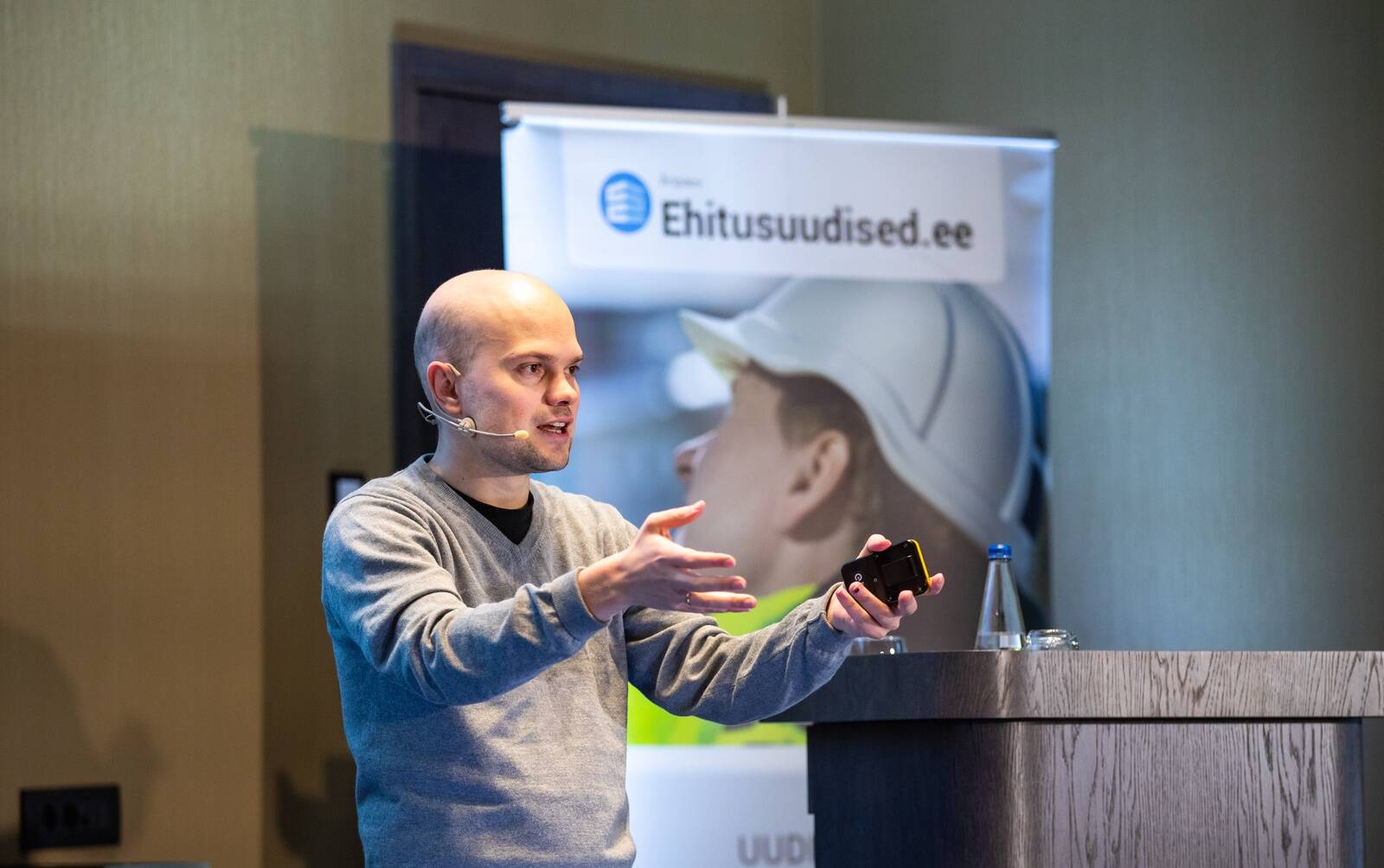Teisipäevases hommikuprgrammis kuuleb intervjuud Tartu Ülikooli tehisintellekti kaasprofessori Jaan Aruga tehisintellektist, fotol Aru esinemas Äripäeva konverentsil 2021. aastal.