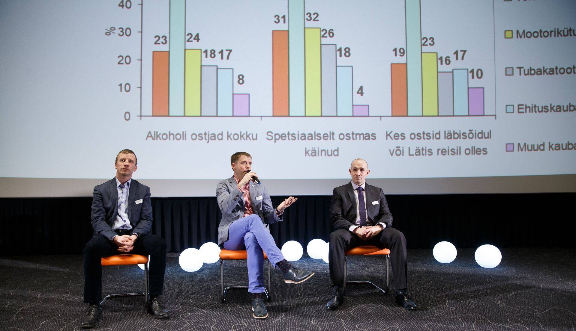Maksuameti tolliosakonna juhataja Urmas Koidu, Saku Õlletehase juhatuse liige Jaan Härms ja SIA Aldar Latvia juhatuse liige Lauri Uibo arutavad piirikaubanduse üle.
