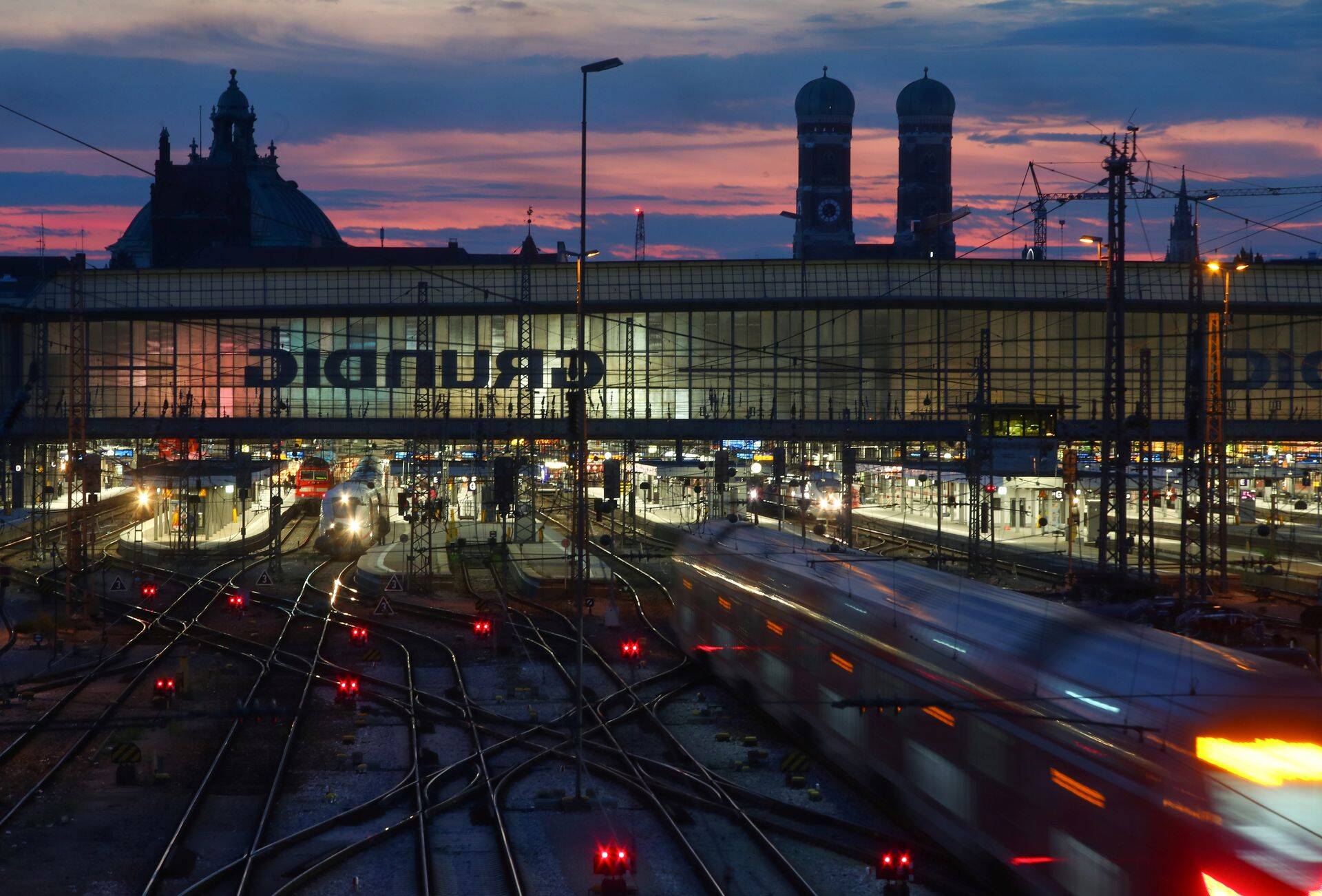 Müncheni raudteejaam. Majandusteadlased peavad Saksamaa majandust kahekiiruseliseks: samal ajal kui tööstus kiratseb, on teenustesektor (veel) heas seisus.