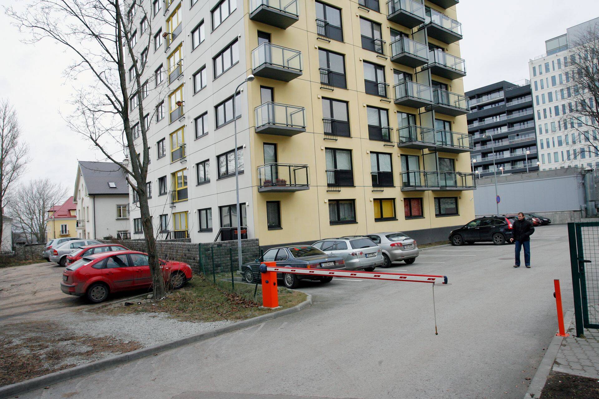 Parkimine kortermaja juures