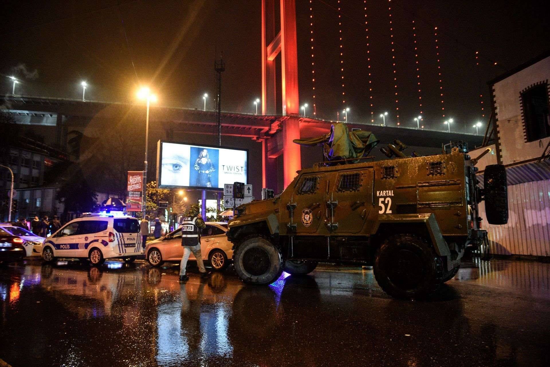 Istanbulis sisenes kurjategija uusaastaööl ööklubisse ja avas tule, tappes vähemalt 39 ja vigastades 69 inimest.
