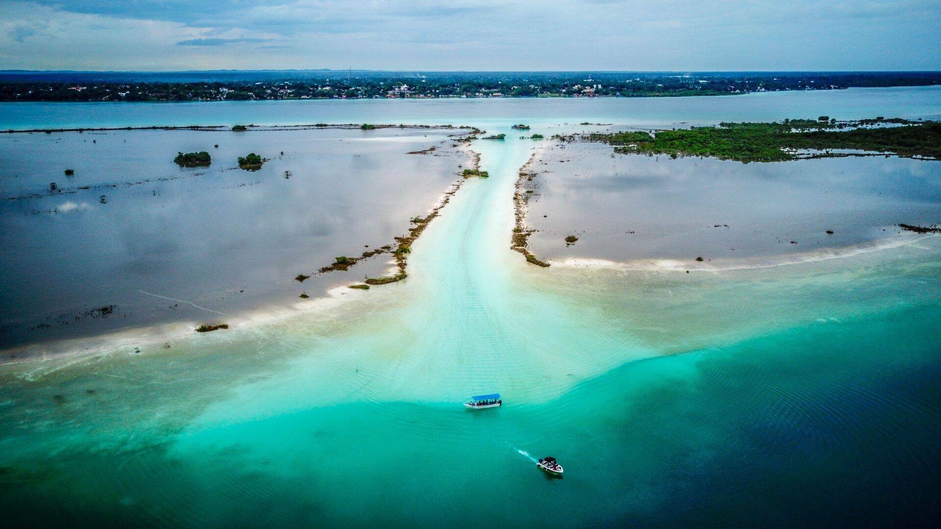 Bacalar uhkustab oma seitsmevärvilise laguuniga.