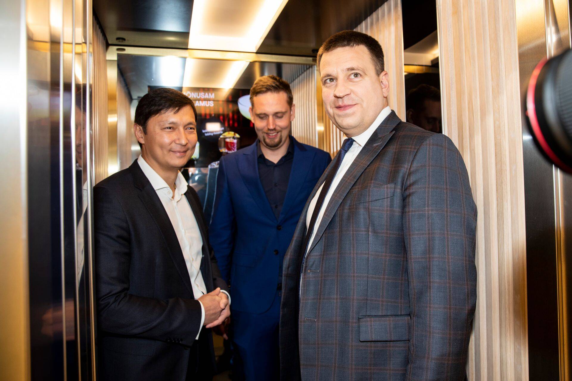 Keskerakonna esimees Jüri Ratas ja Tallinna linnapea Mihhail Kõlvart viimastel valimistel. Keskerakond seisab praegu pankroti äärel.