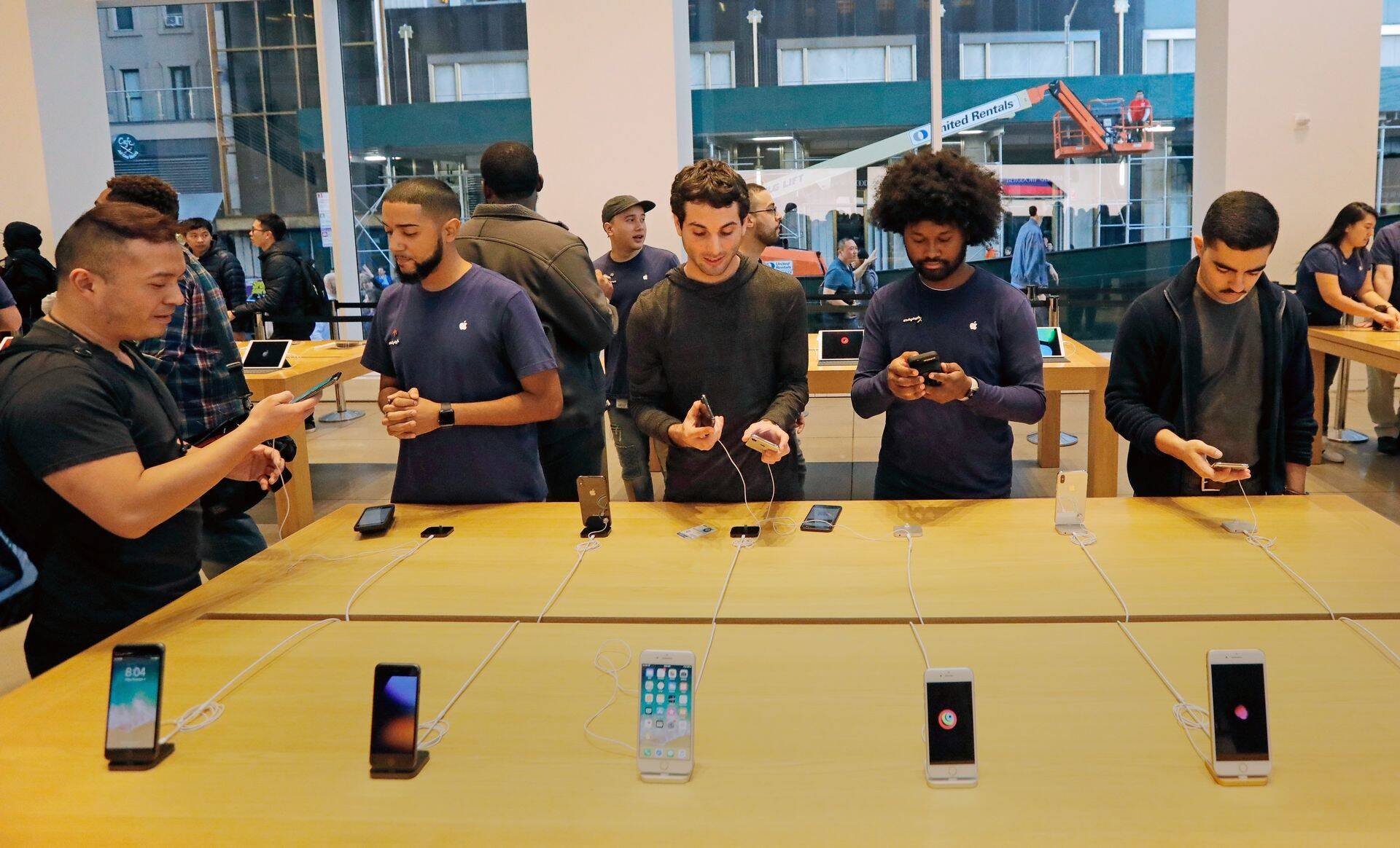 Kliendid Apple'i tooteid vaatamas