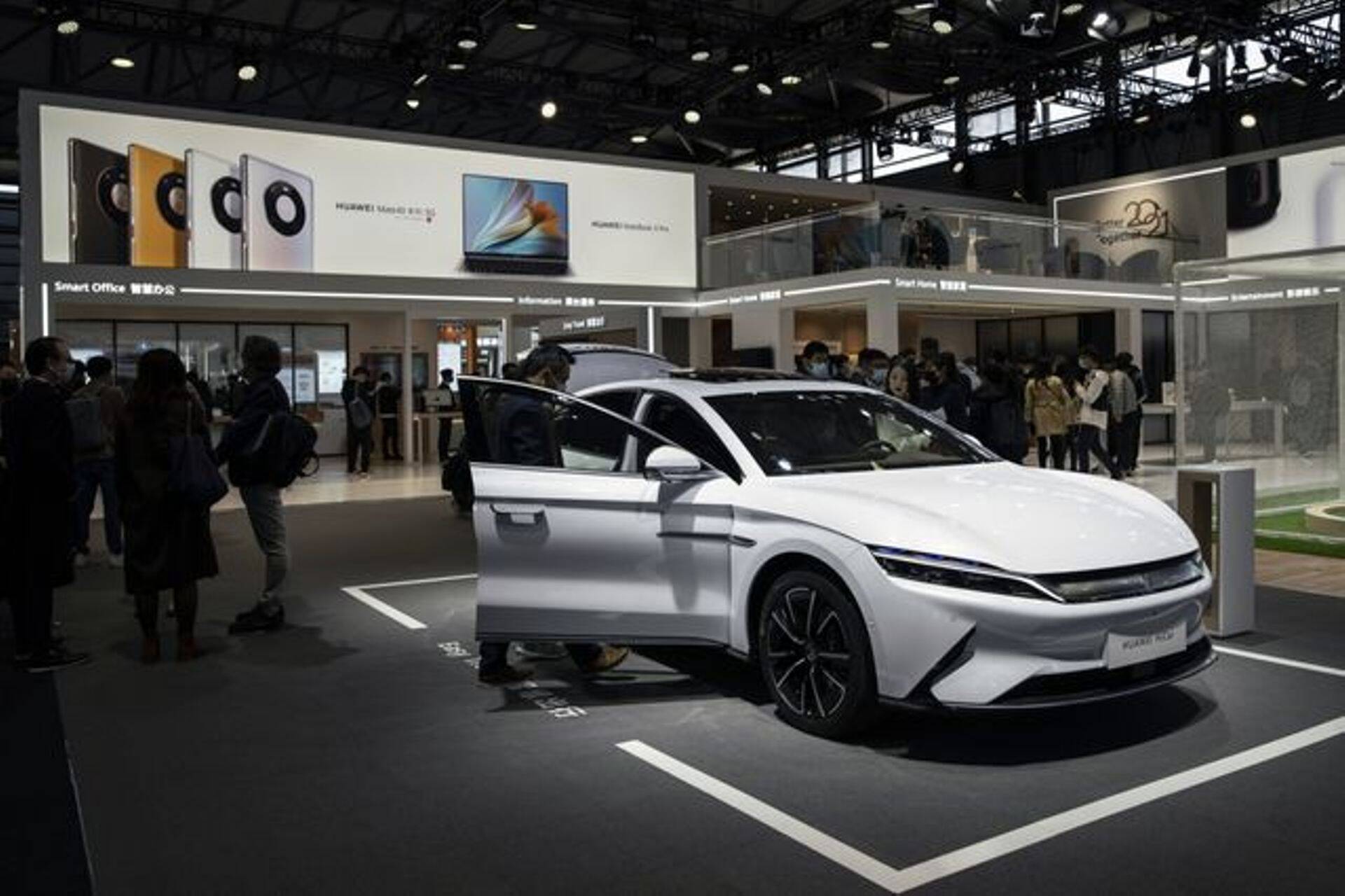 Vorens Bafets atkal samazina savu daļu BYD, akciju cena svārstās