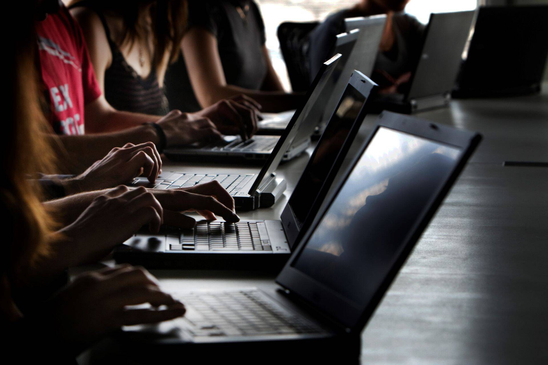 Kaubandus-, transpordi- ja ehitusettevõtete ning ühe väiksema valitsusasutuse arvutid nakatusid ohtliku pahavaraga.